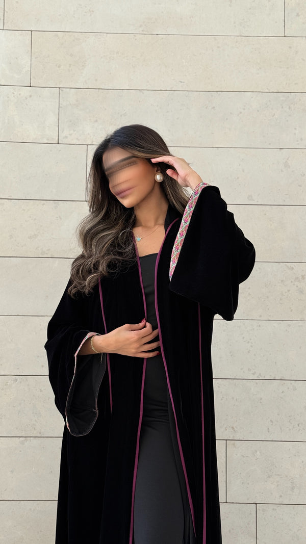 MWT565 - عباية مخمل أسود بخطوط بنفسجية مع تطريز بنفسجي