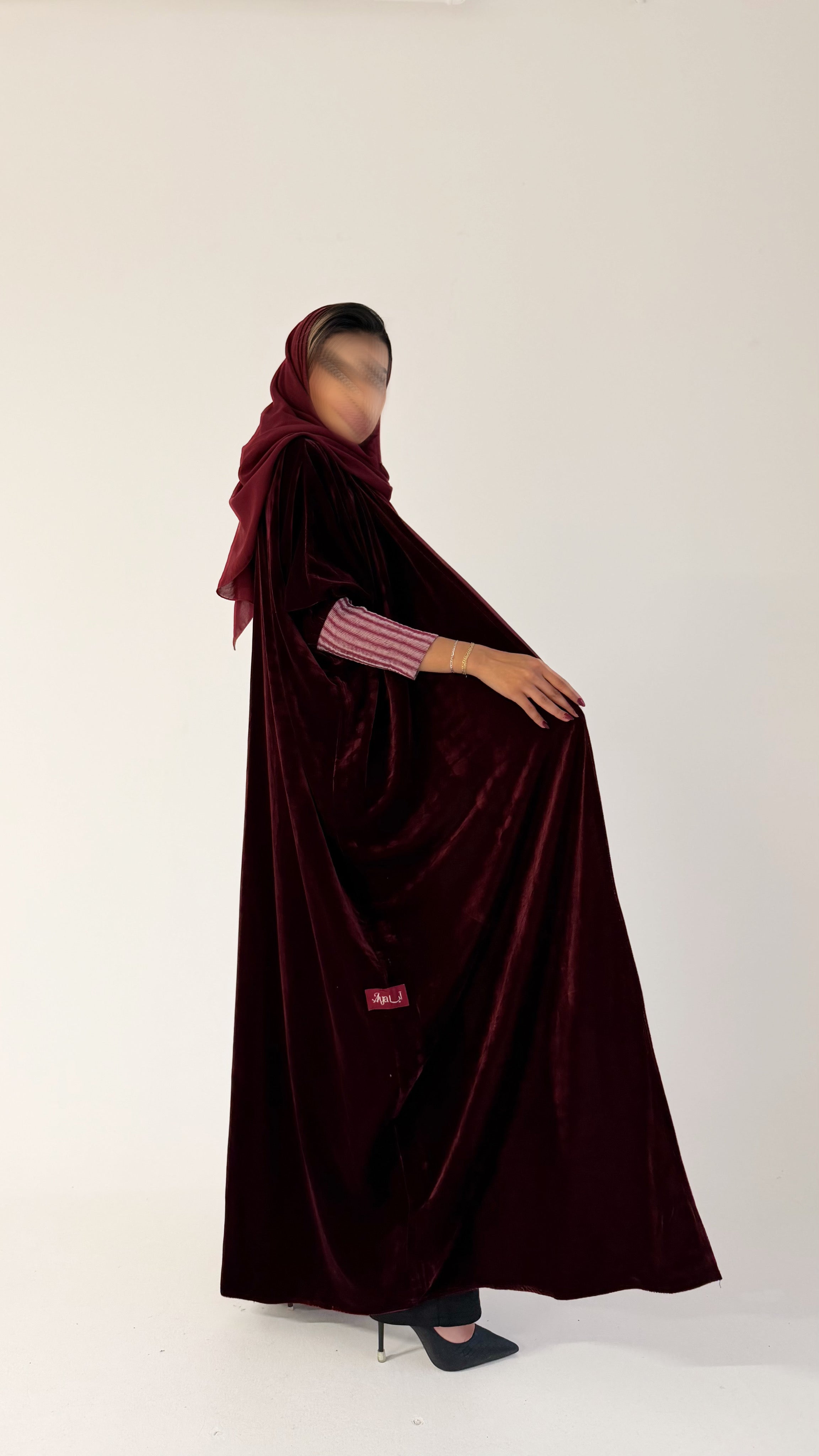 MWT525 - عباية عنابية مخمل بأكمام استرتش - Aya