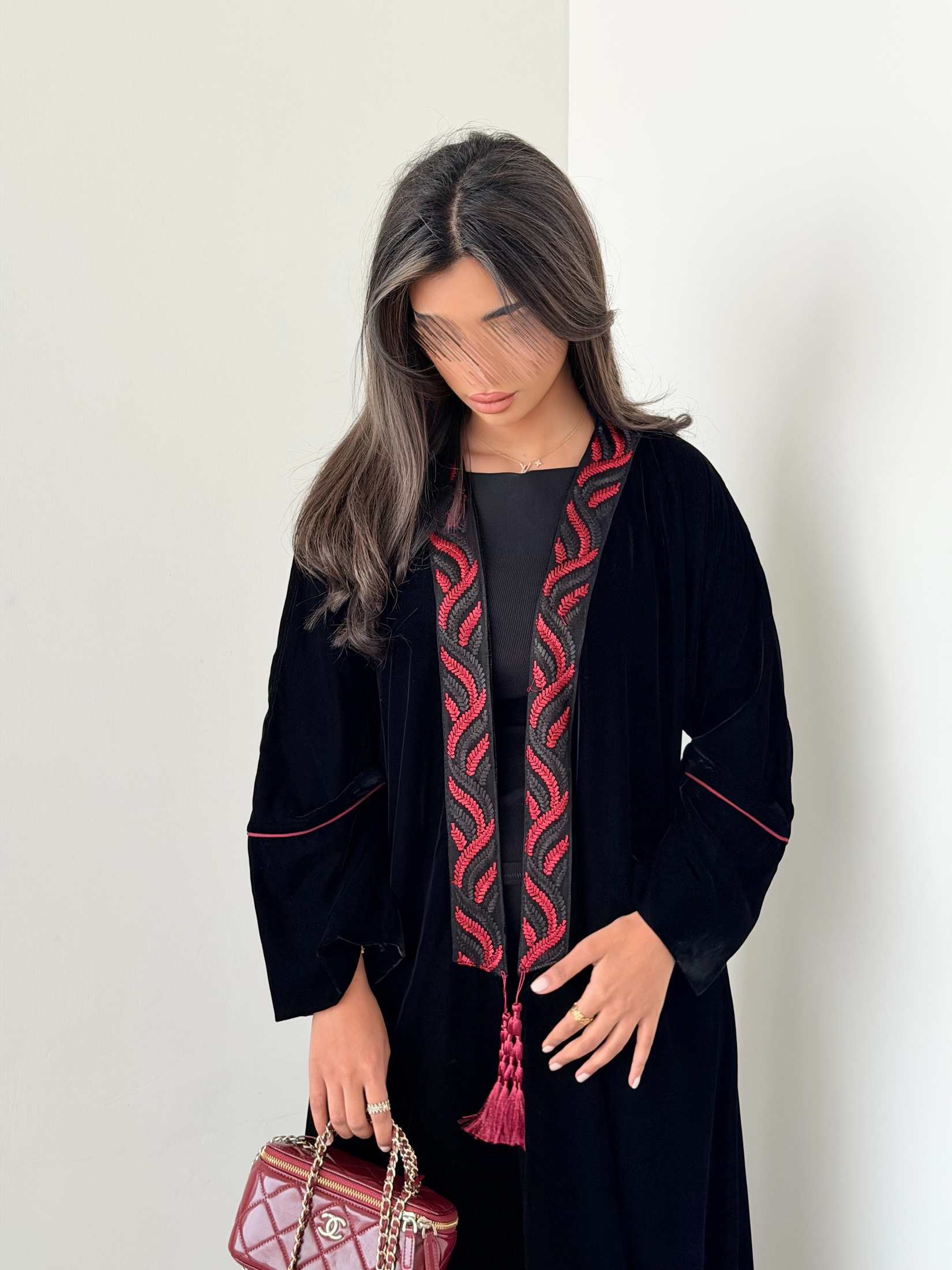 MWT967 - عبايه مخمل مع تدخيله كلفه احمر - Aya
