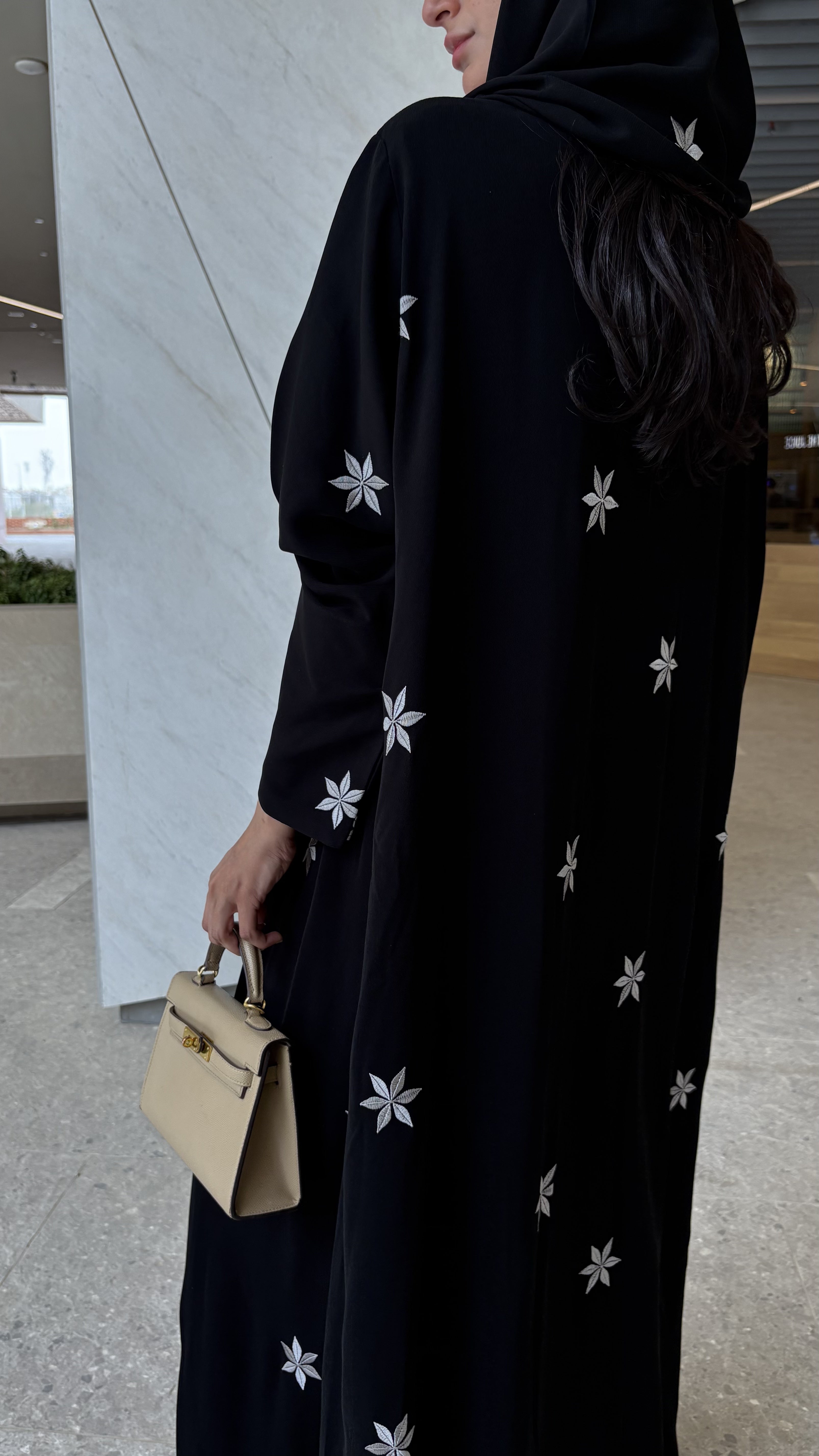 MW1268 - عباية سوداء بتطريز ورود أبيض في العباية والطرحة - Aya