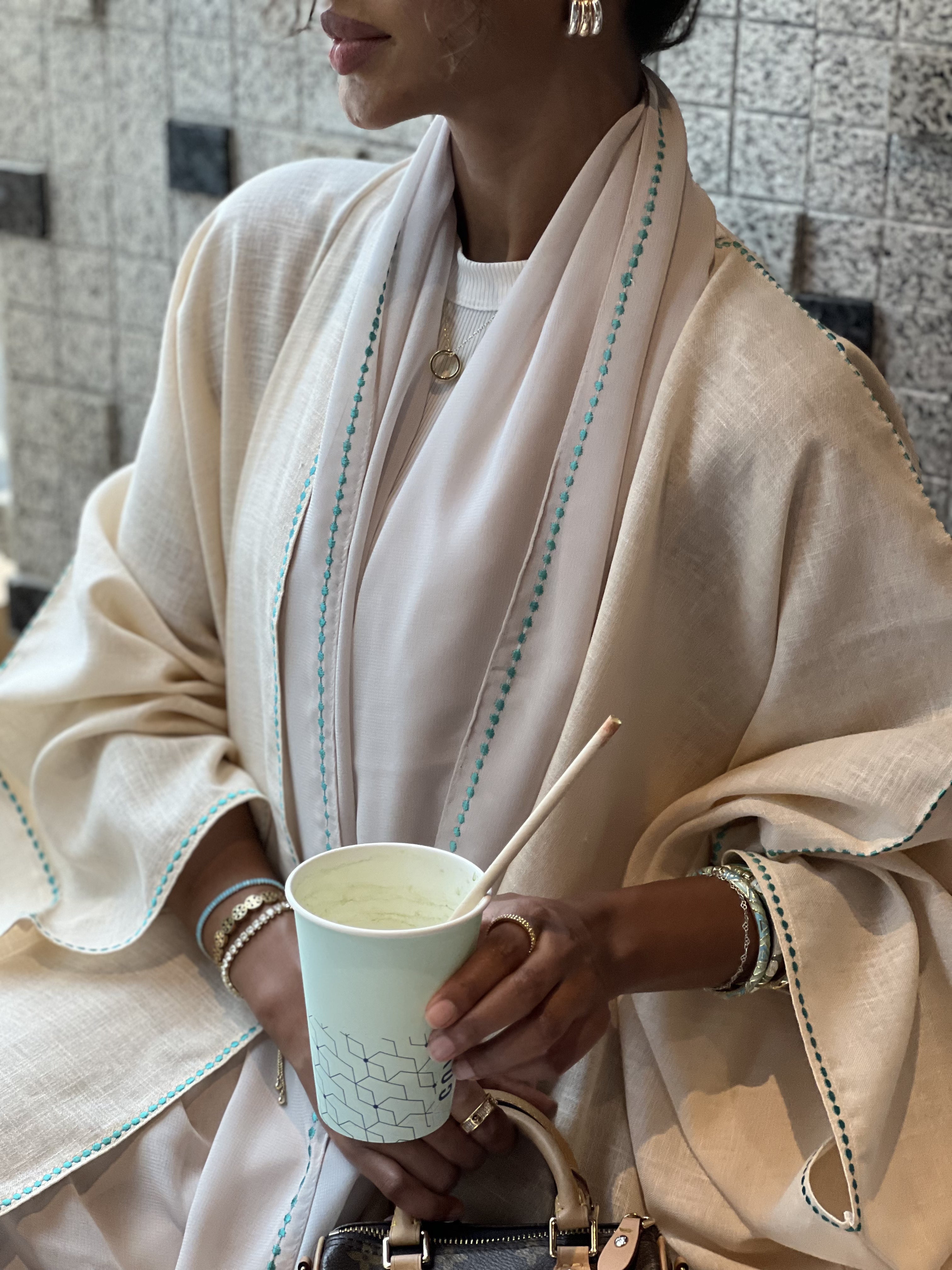 MW1350 - عباية فراشة بلون البيج مطرزة من الخلف وعلى الأطراف - Aya