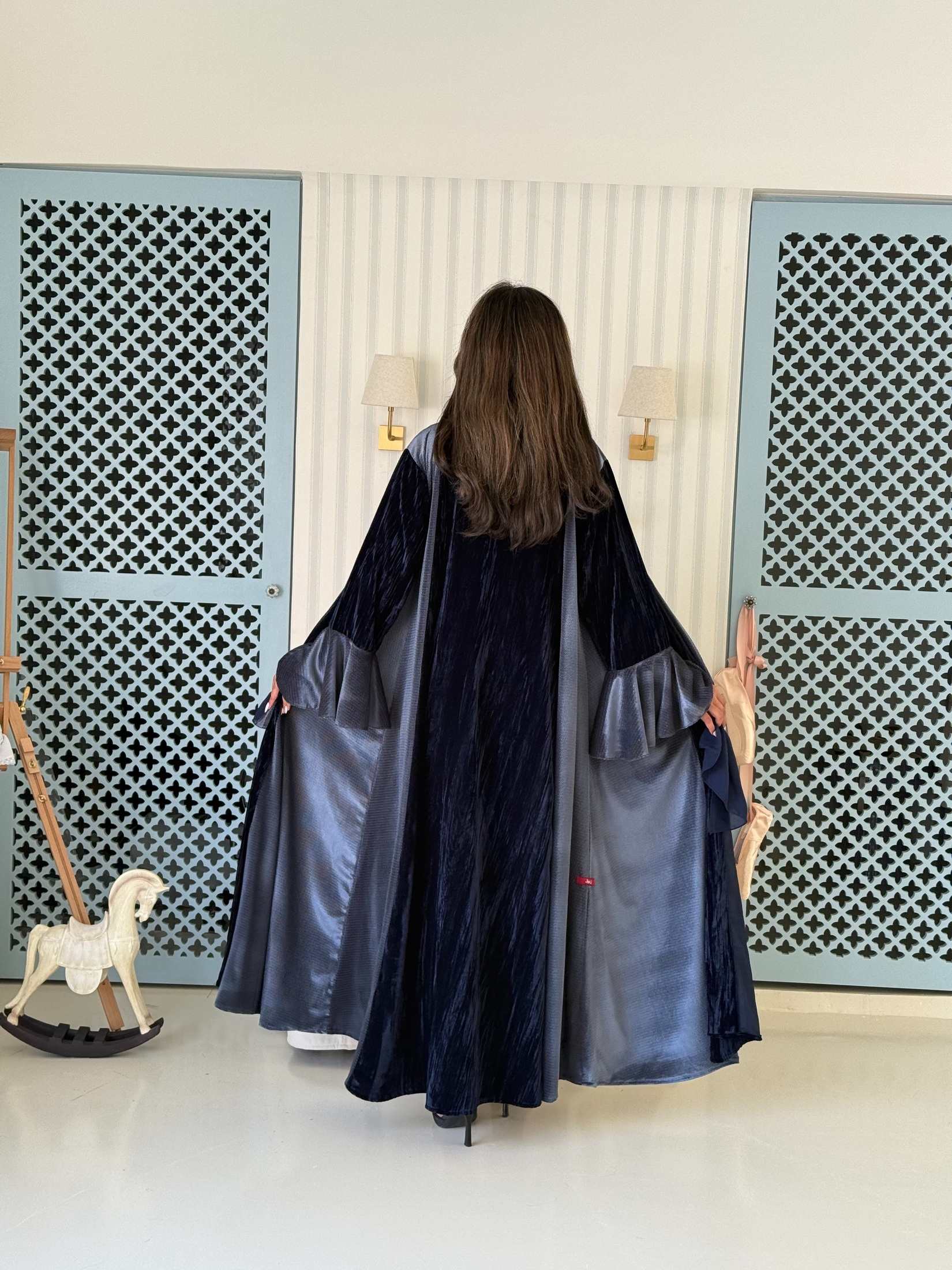 MWT966 - عبايه مخمل مع تدخيلة مخمل سترتش من الاجناب والاكمام - Aya