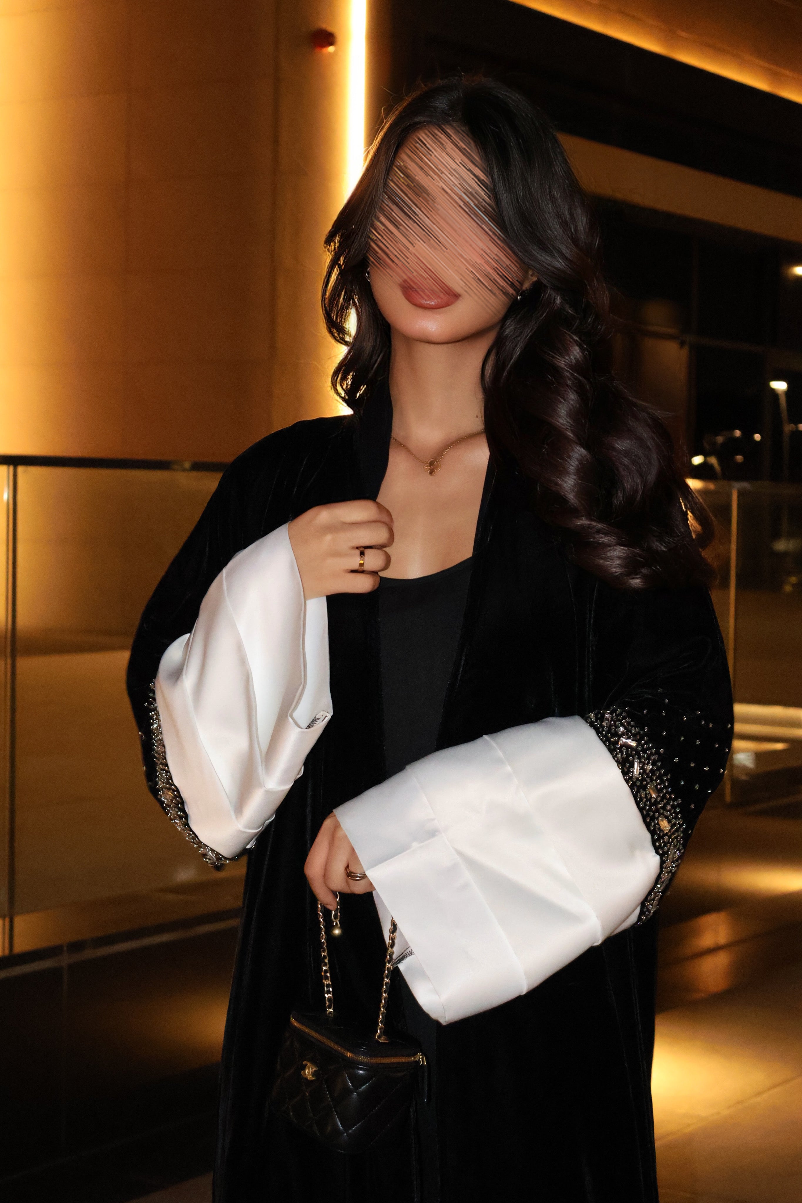 MWT669 - عباية مخمل اسود مع تدخيلة ابيض - Aya