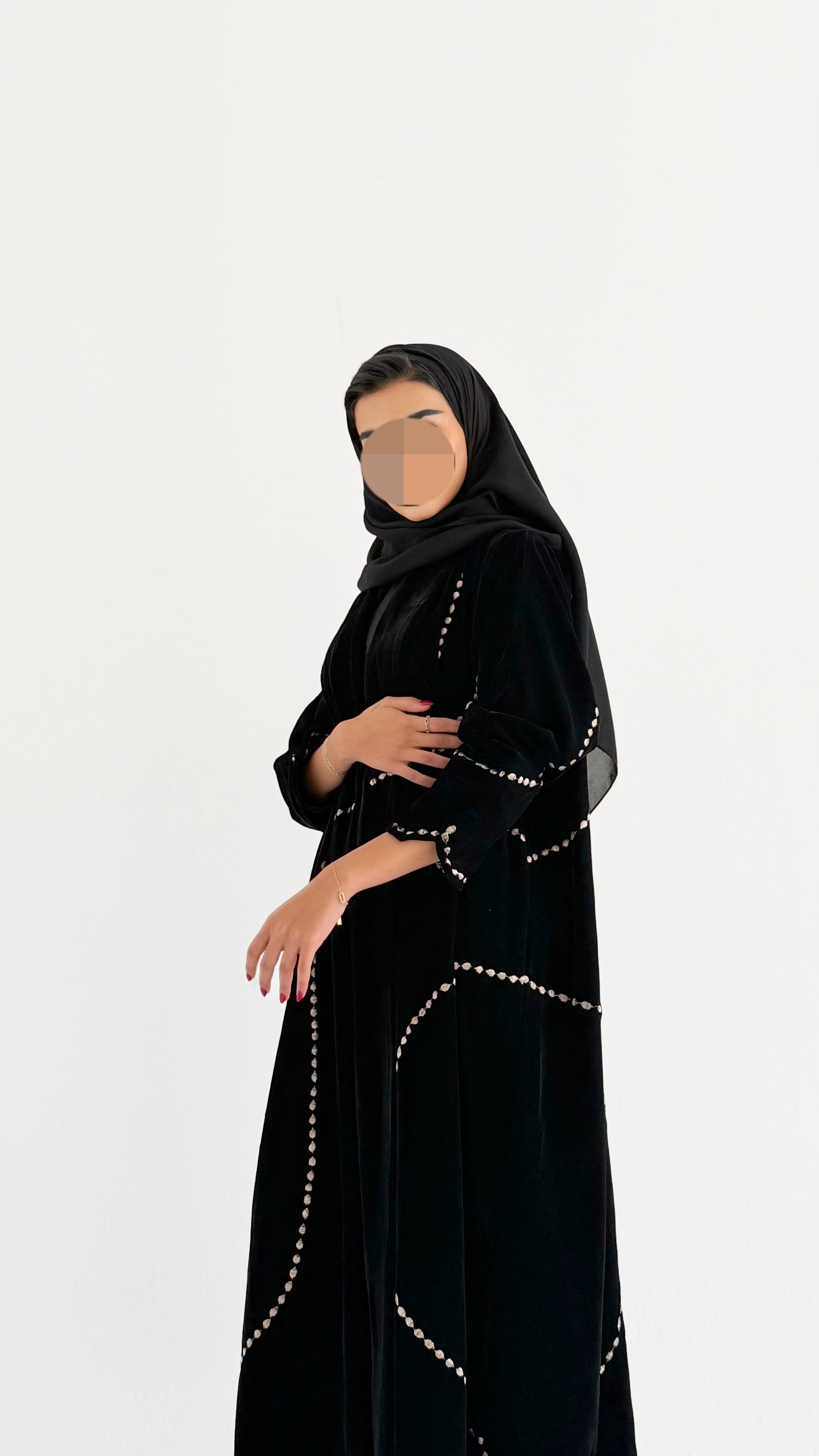 MWT645 - عبايه مخمل اسود تطريز ذهبي