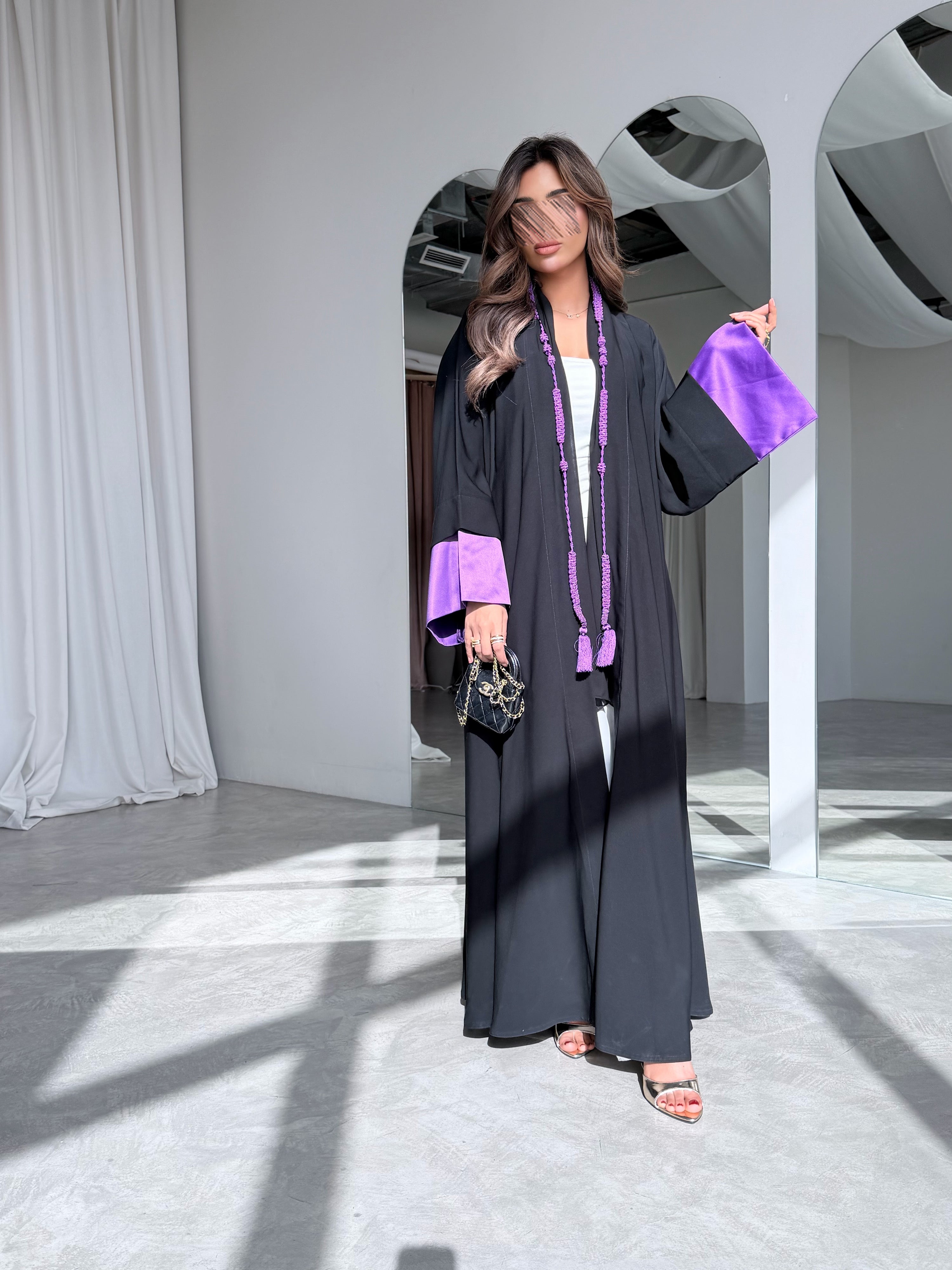 MWT5018 - قماش اسود كريب و اضافة قماش تفته ناعم بنفسجي بالأكمام مع كلفة من الأمام قصة نص كلوش - Aya