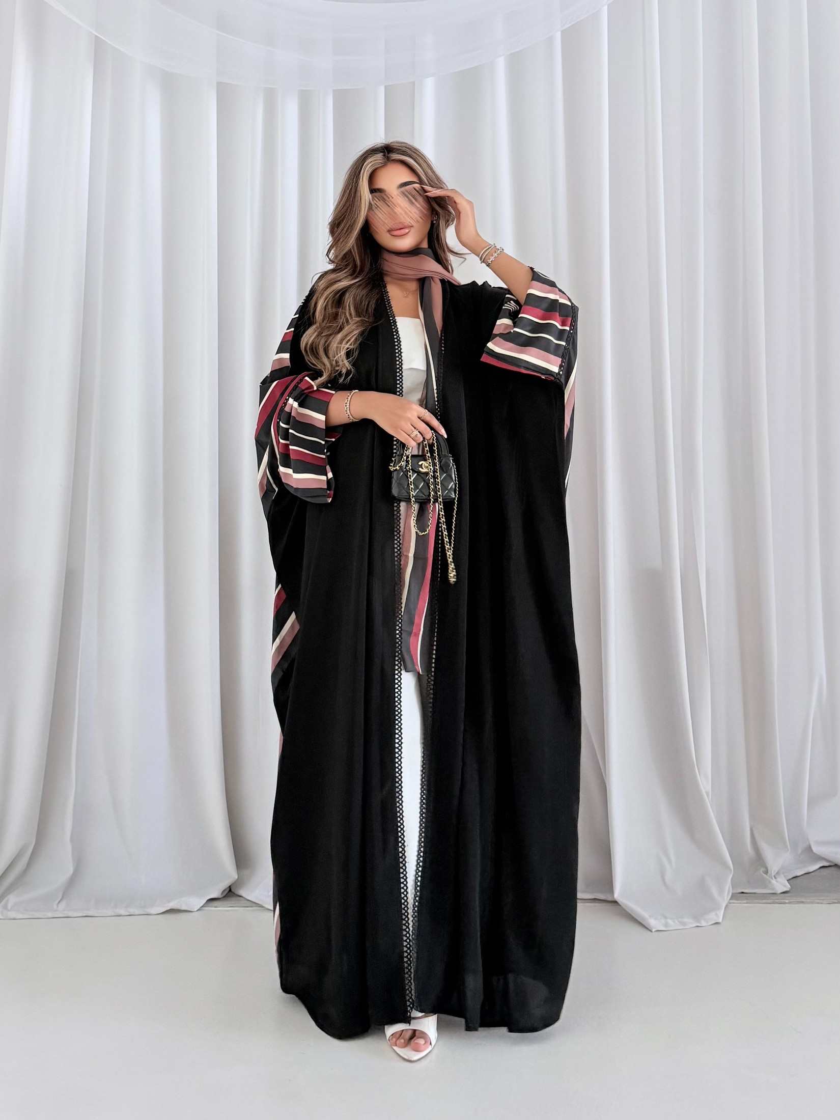 MWT5225 - عبايه اسود من الأمام مع تدخيلات كلفة و الخلف طباعه - Aya
