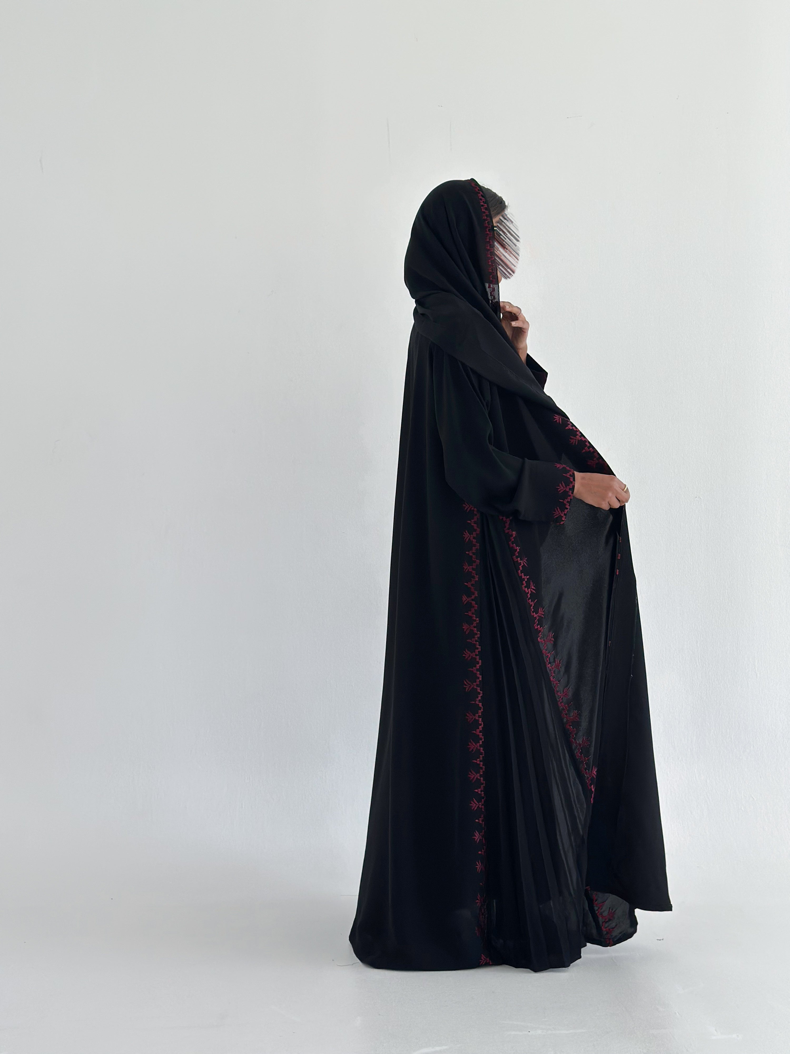 MW1816 - عباية السراميك الملكية بتفاصيل مطرزة