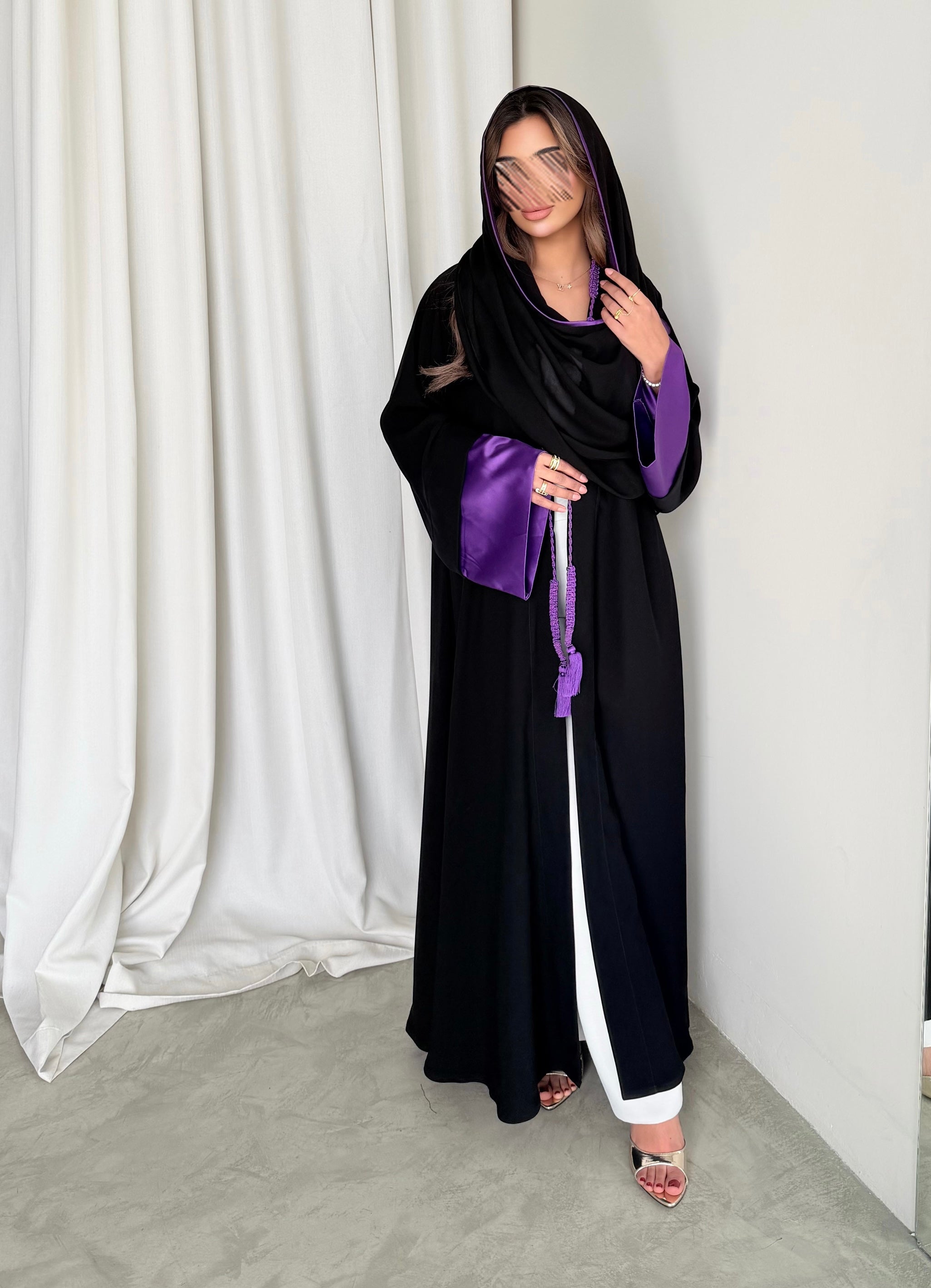 MWT5018 - قماش اسود كريب و اضافة قماش تفته ناعم بنفسجي بالأكمام مع كلفة من الأمام قصة نص كلوش - Aya