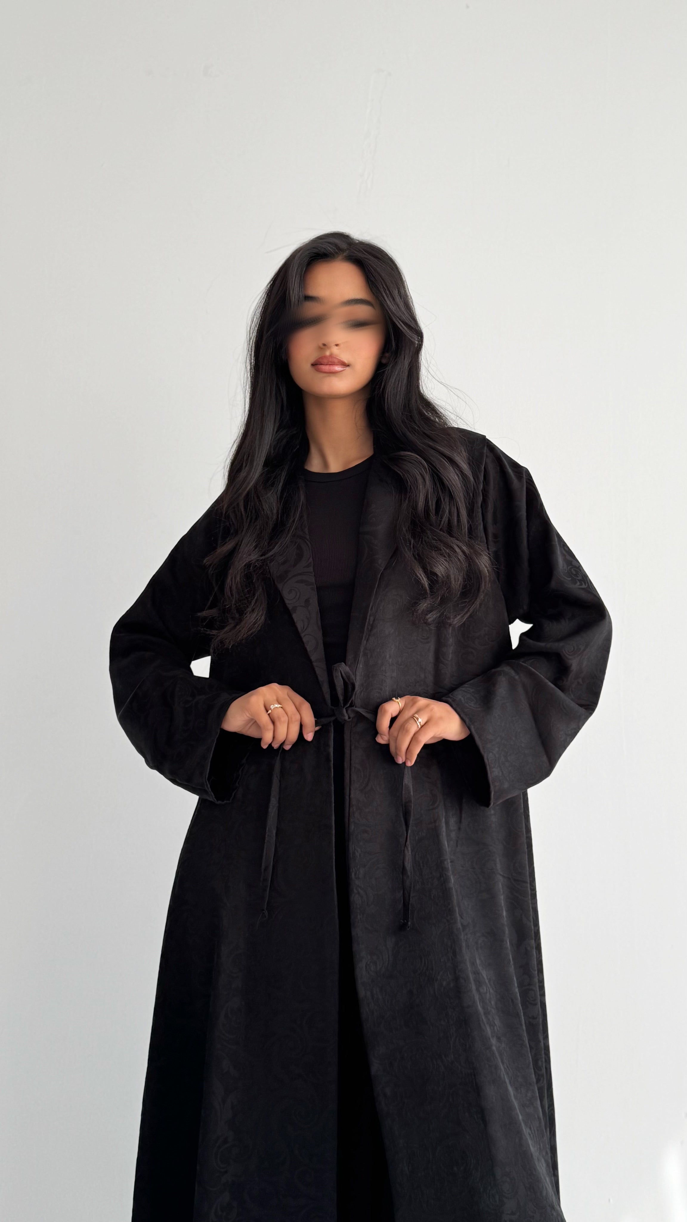 MW1839 - عباية جاكار فاخرة بتصميم ياقة بليزر ناعم مع ربطة أمامية تمنحك إطلالة راقية وعصرية. - Aya