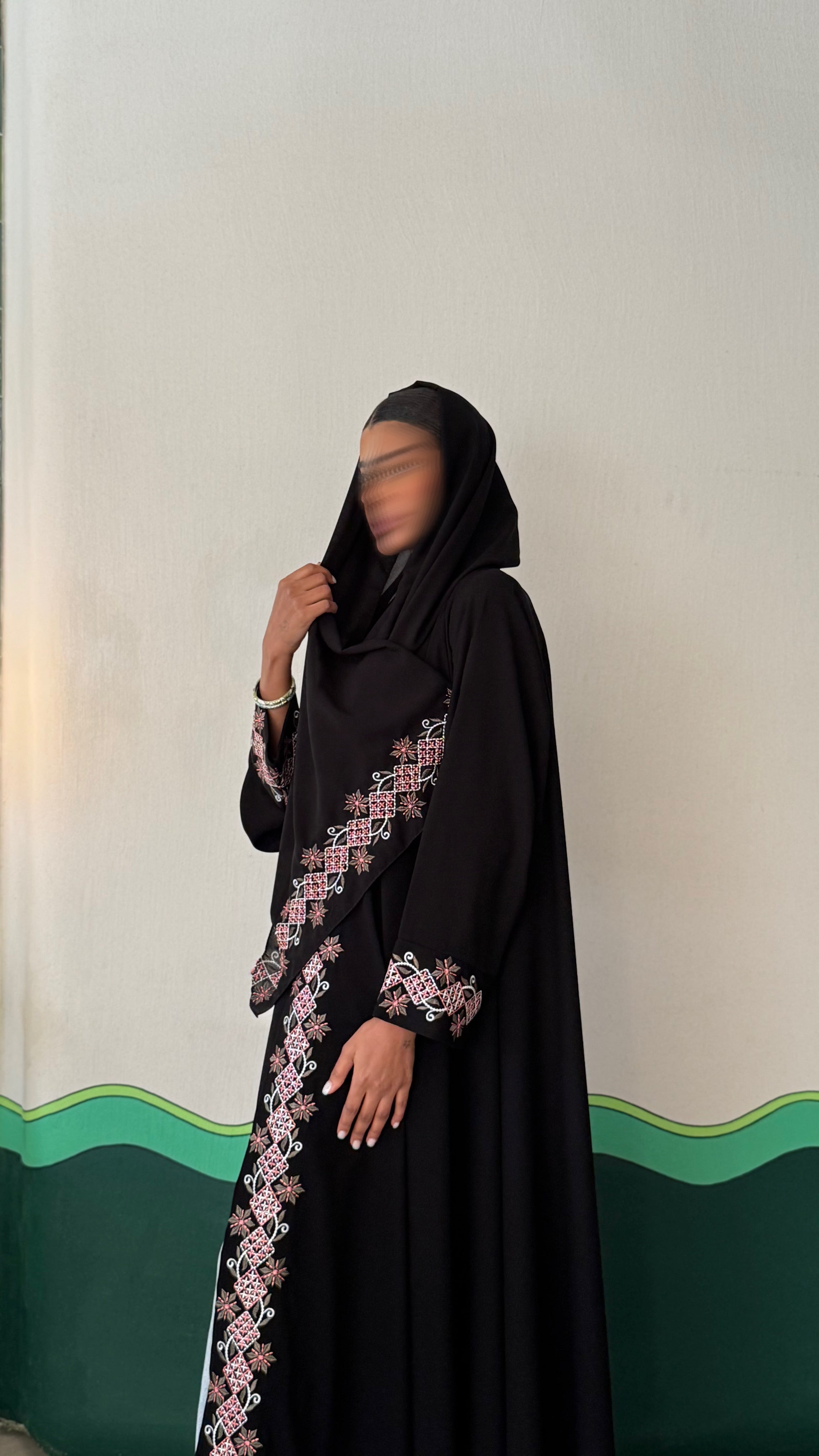 MW1681 - عباية سوداء مطرزة في الياقة والاكمام بكلفة