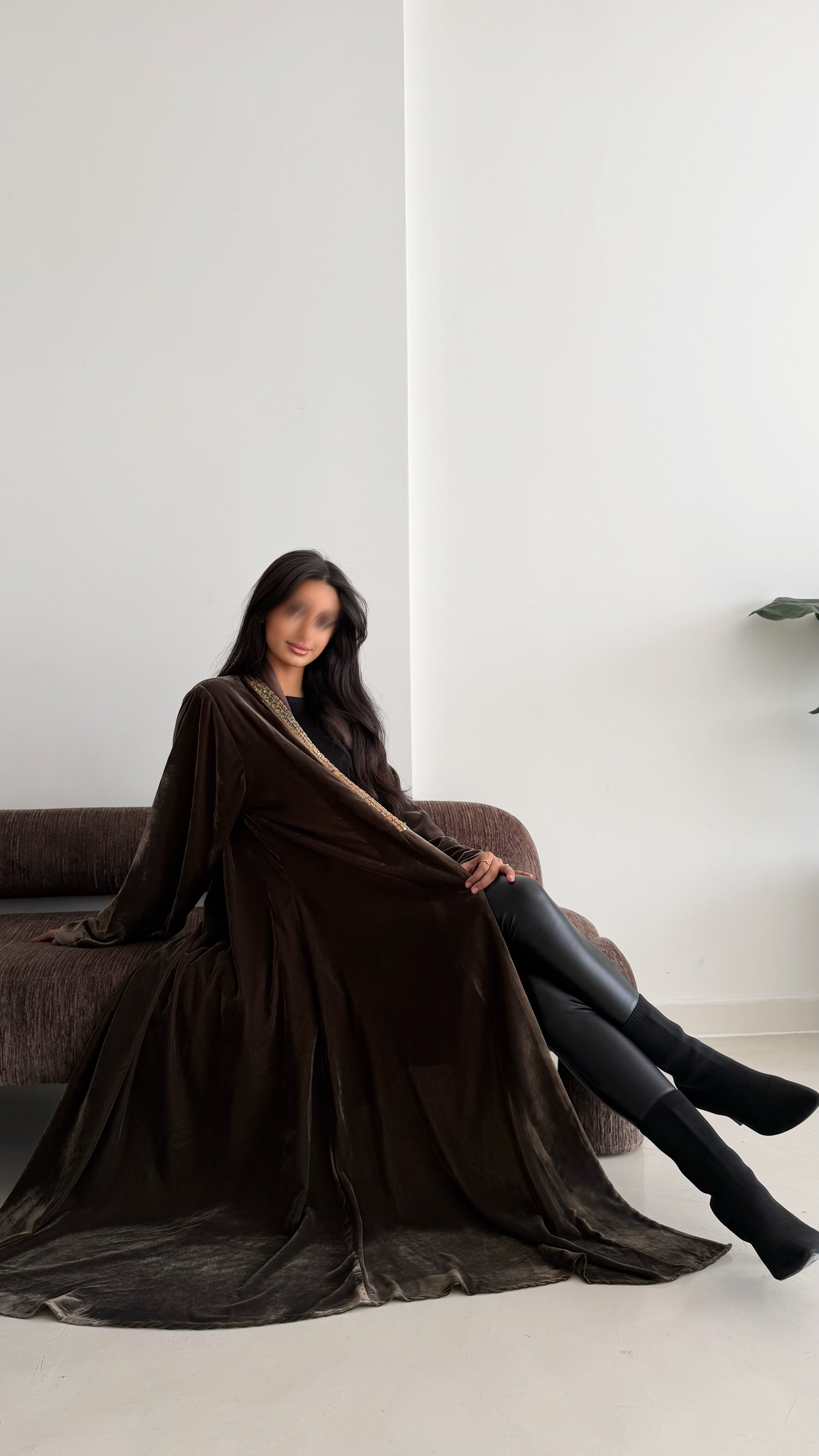 MWT825 - عباية مخمل مع تدخيلة كلفة بالامام - Aya