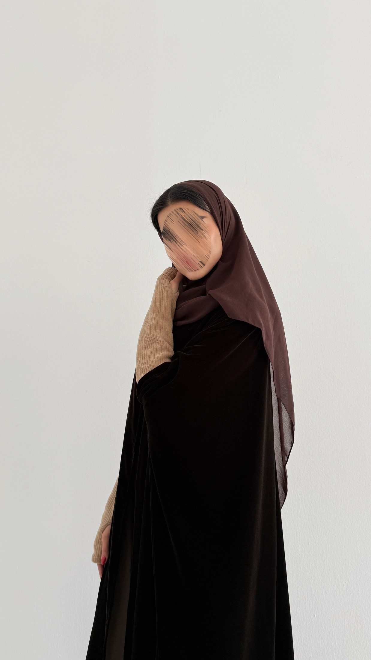 MWT748 - عباية مخمل بأكمام استرتش - Aya