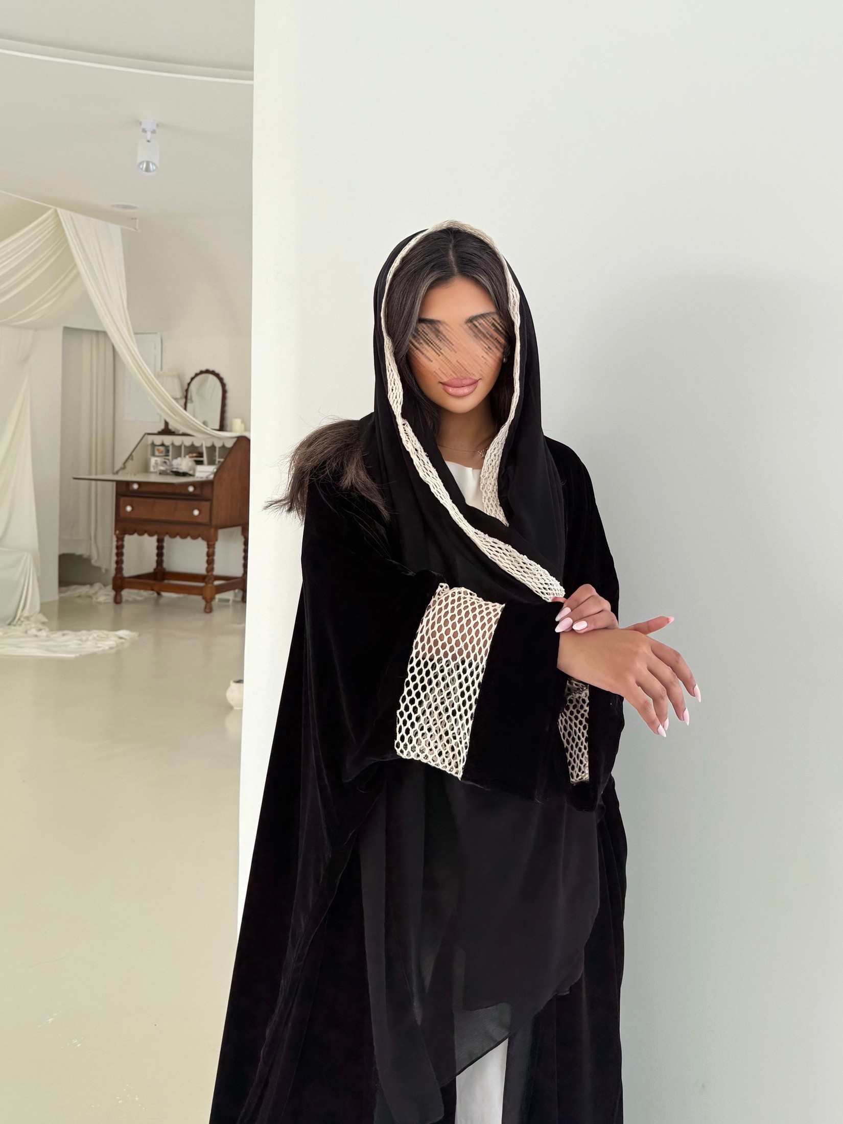MWT976 - عباية مخمل مع اضافه شبك بالاكمام - Aya