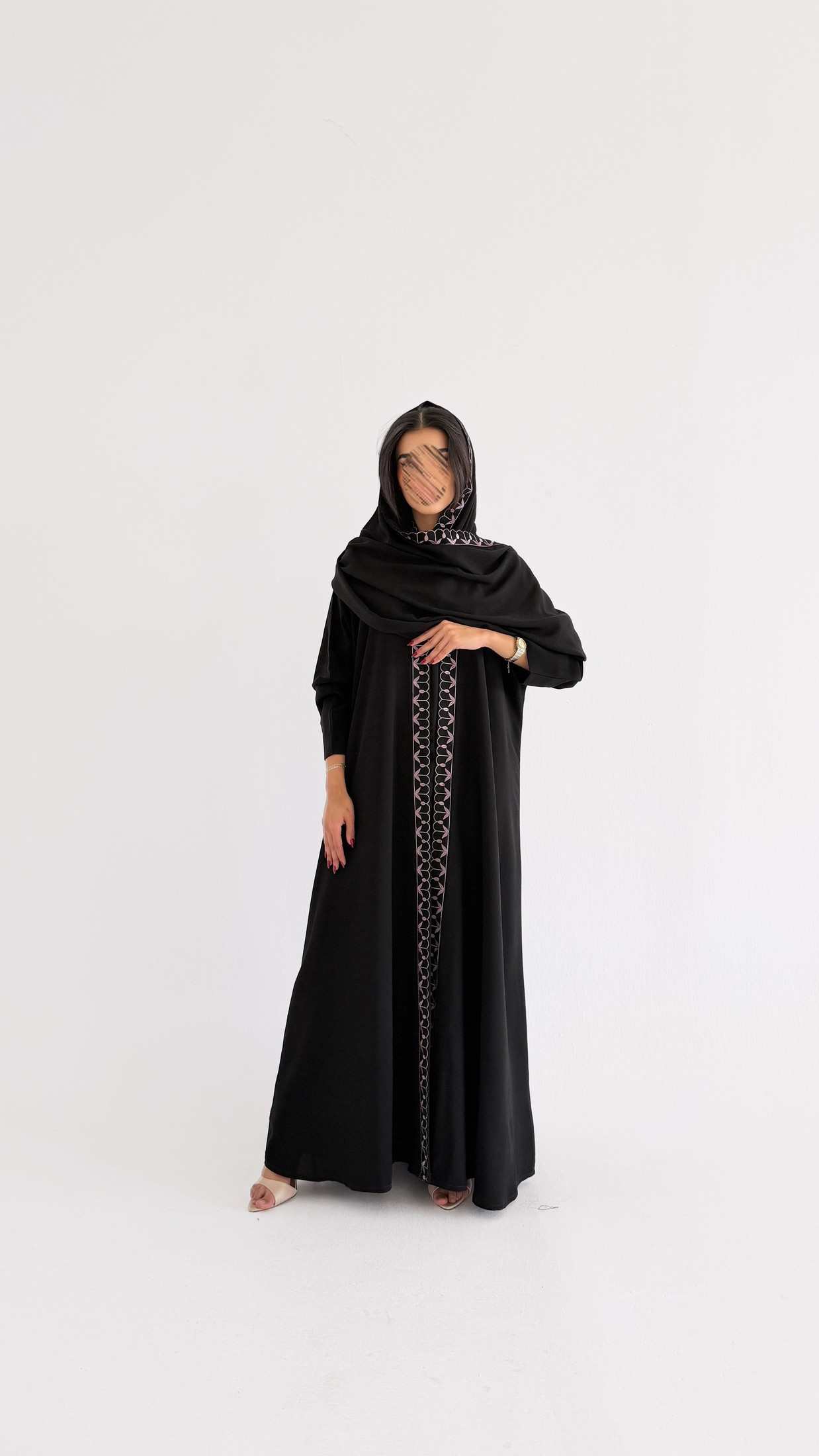 MWT1018 - عبايه اسود مع تطريز من الامام - Aya