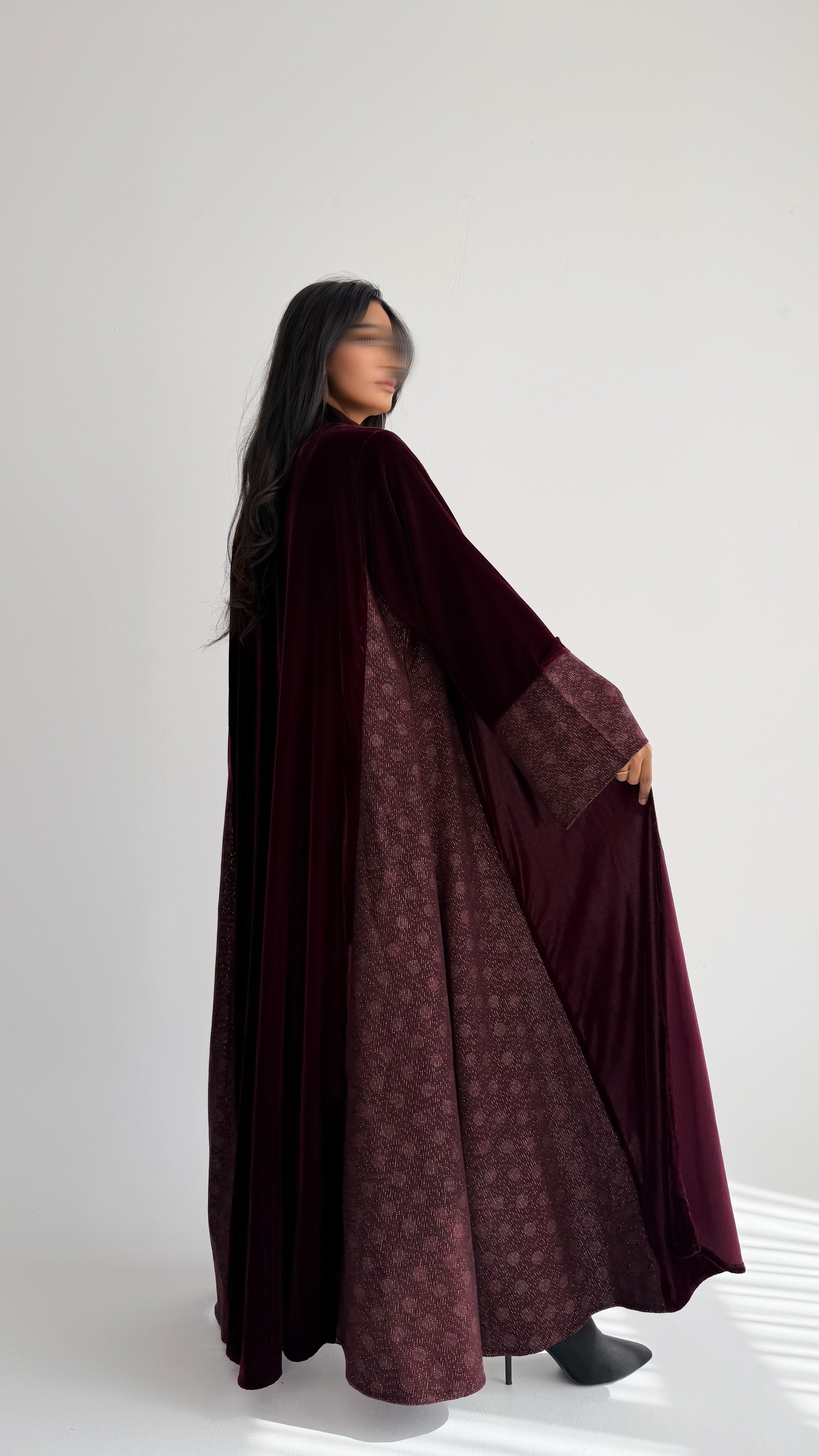 MWT819 - عباية مخمل بتدخيلة لامعة راقية|Elegant Shimmer Velvet Abaya - Aya