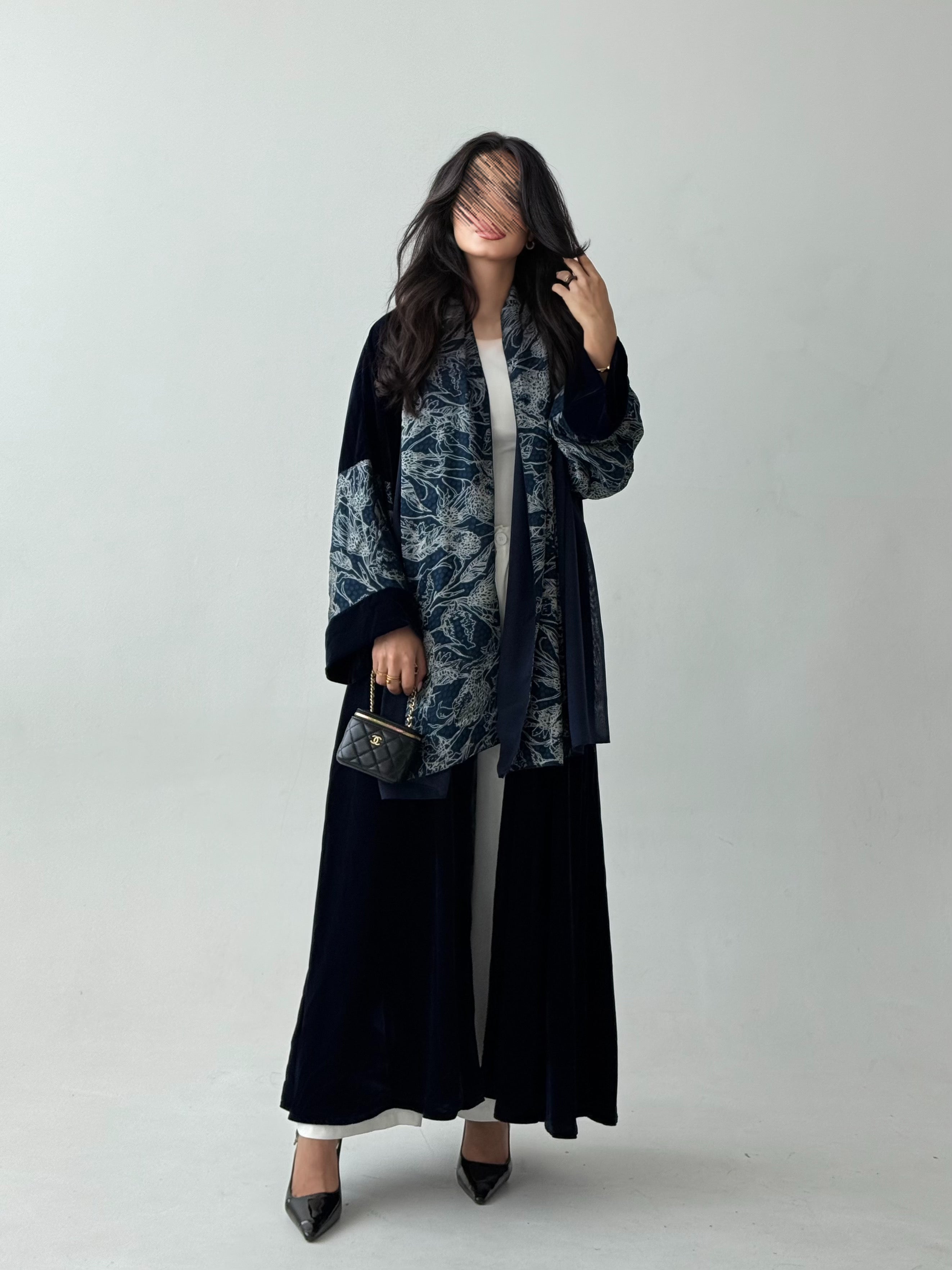 MWT810 - عباية مخمل مع تدخيلة مشجر