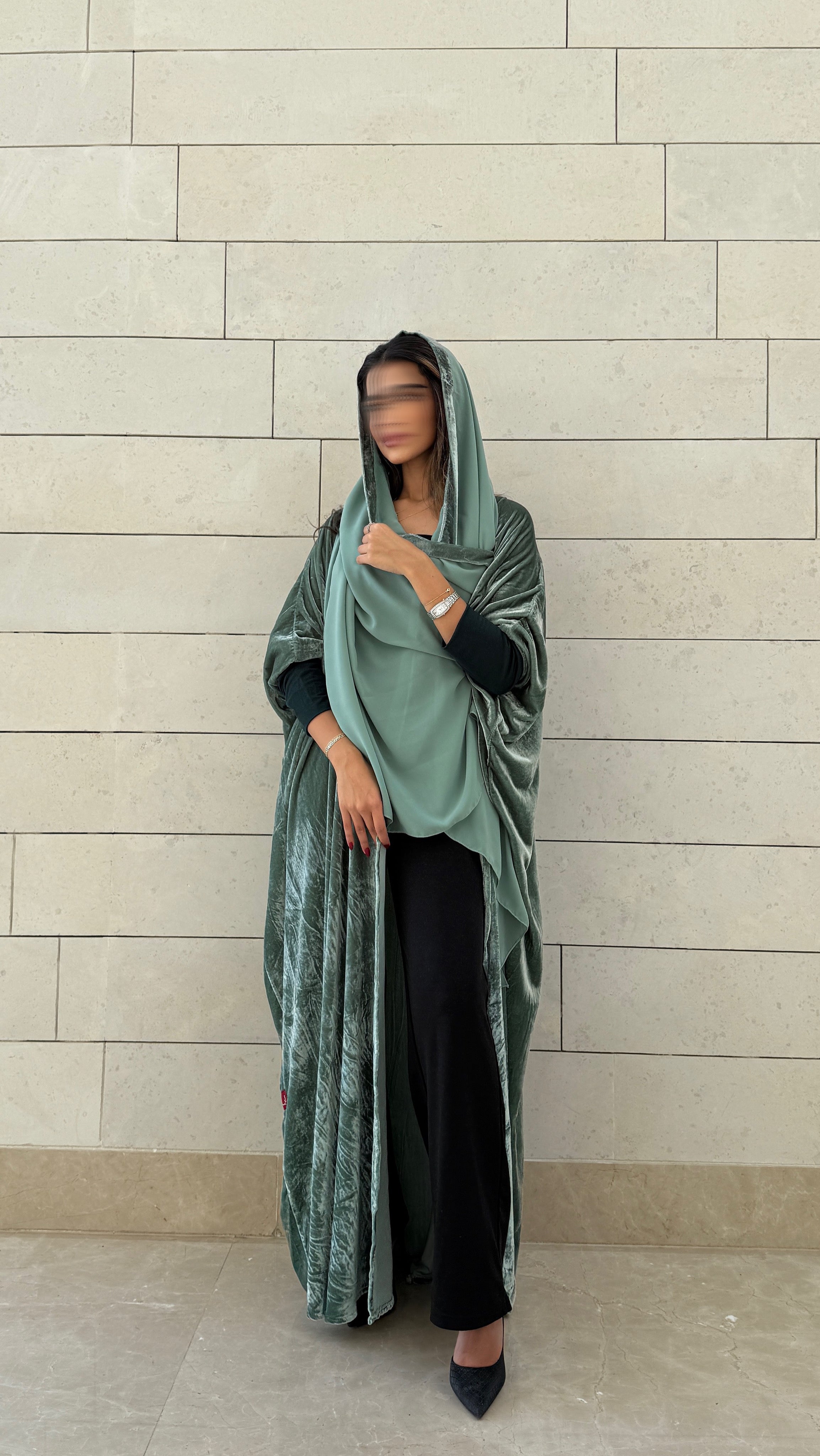 MWT564 - عباية مخمل زيتي فاتح مع أكمام استرتش - Aya