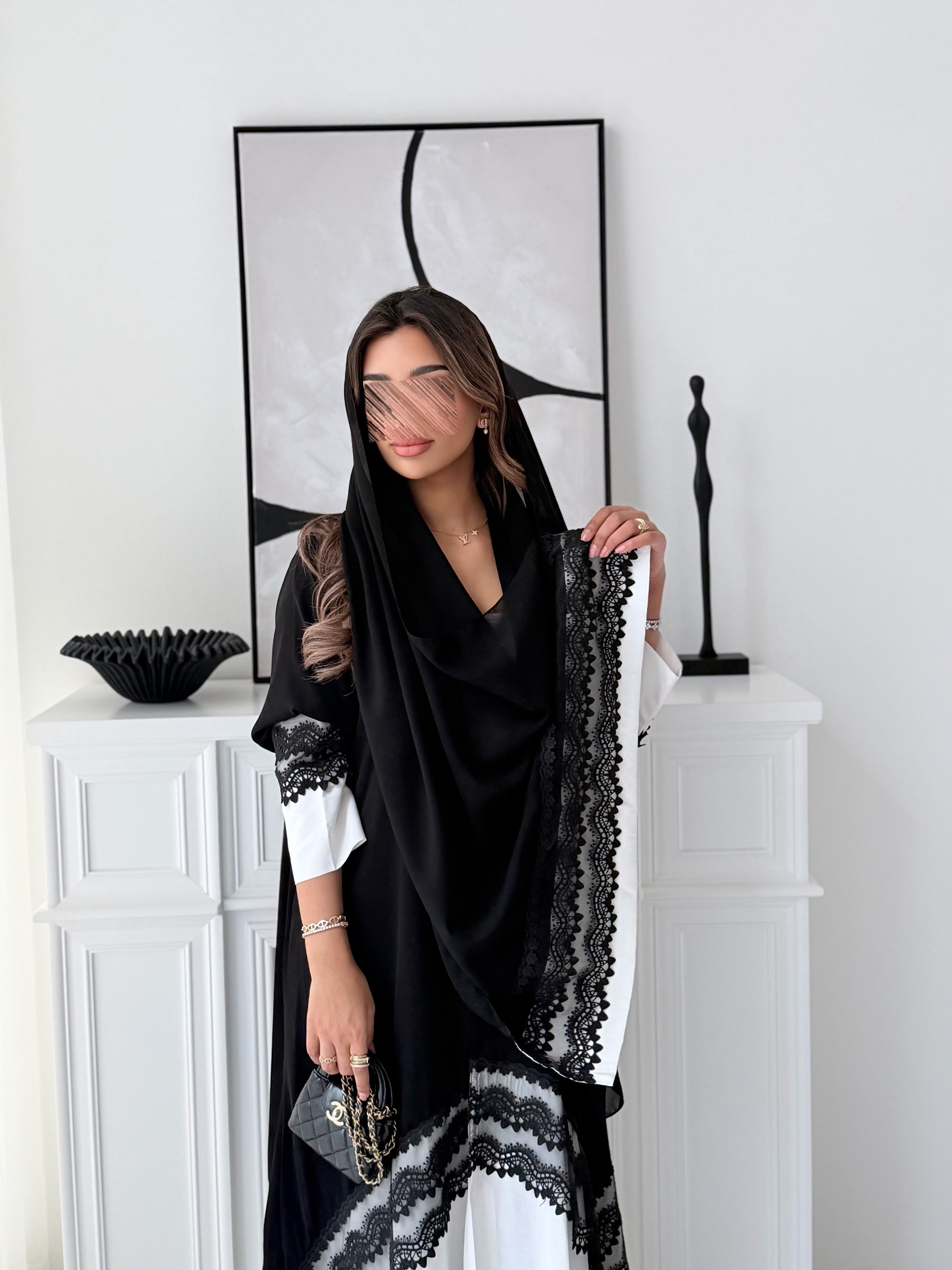 MW2134 - عبايه كريب ملكي مع اضافة قماش حرير بطريقة انيقة - Aya