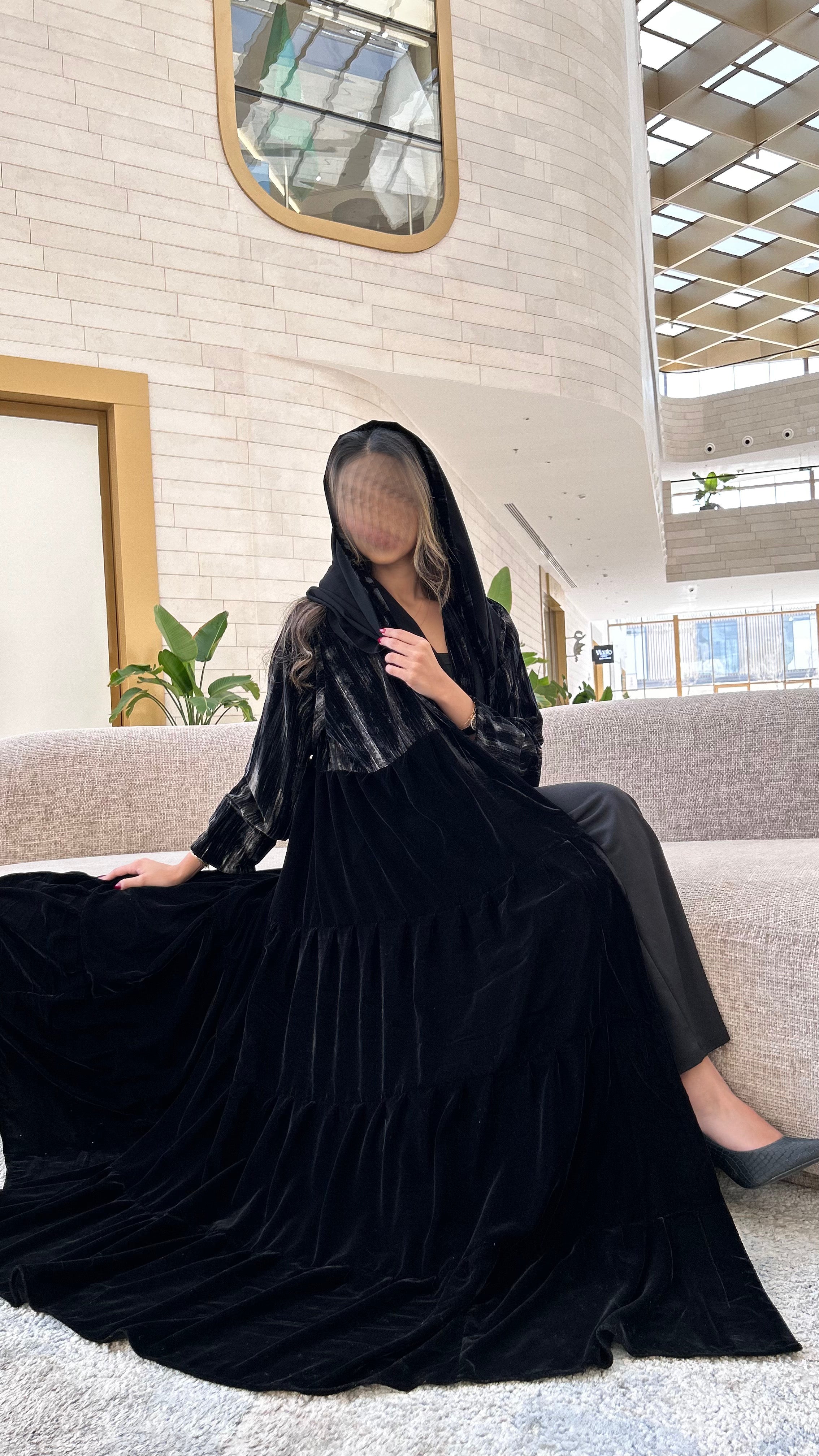 MWT648 - عباية مخمل اسود بتدخيلة بني - Aya