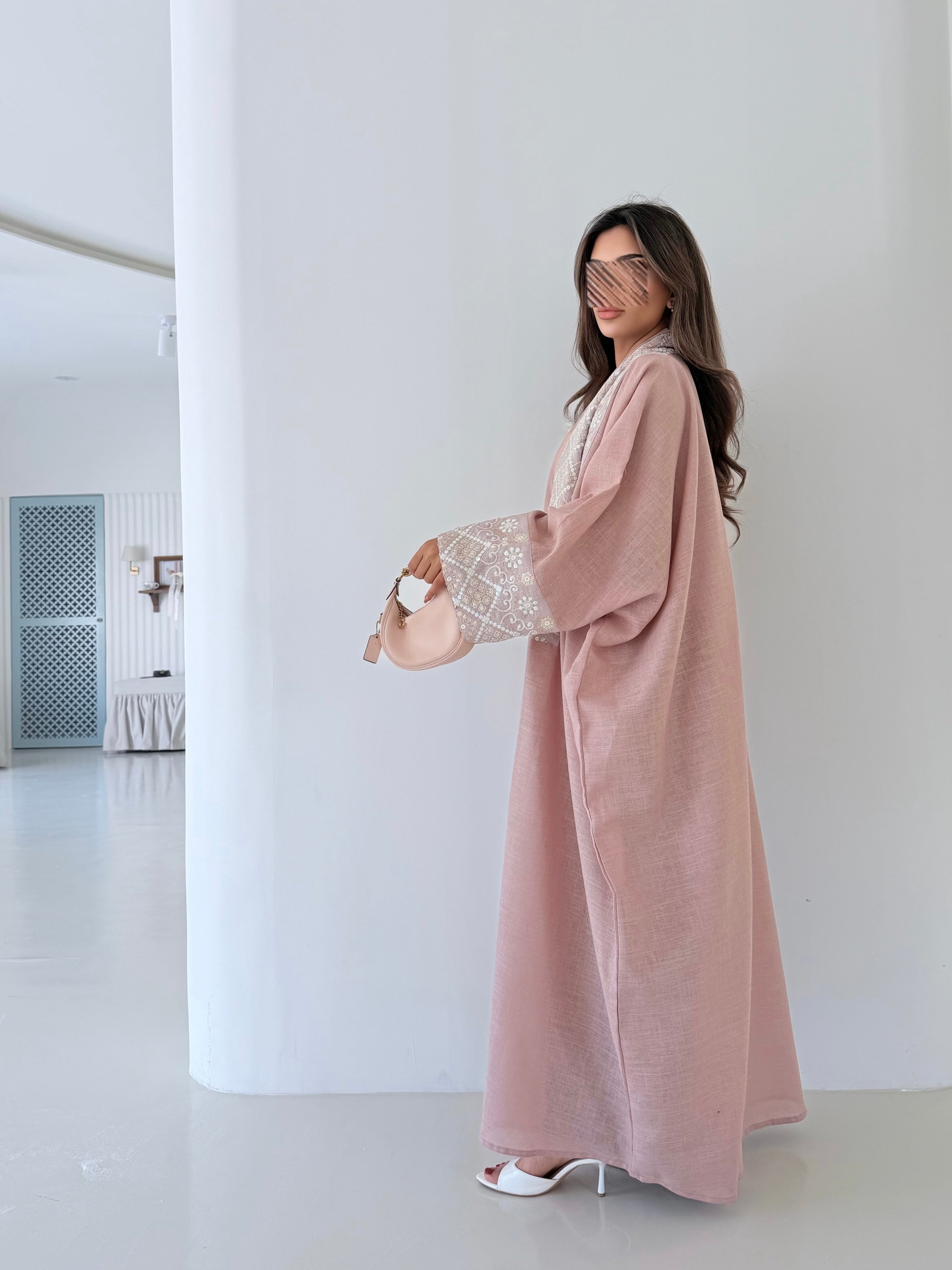 MWT5026 - لينن وردي فاتح مع قماش مطرز رمضاني قصة نص بشت - Aya