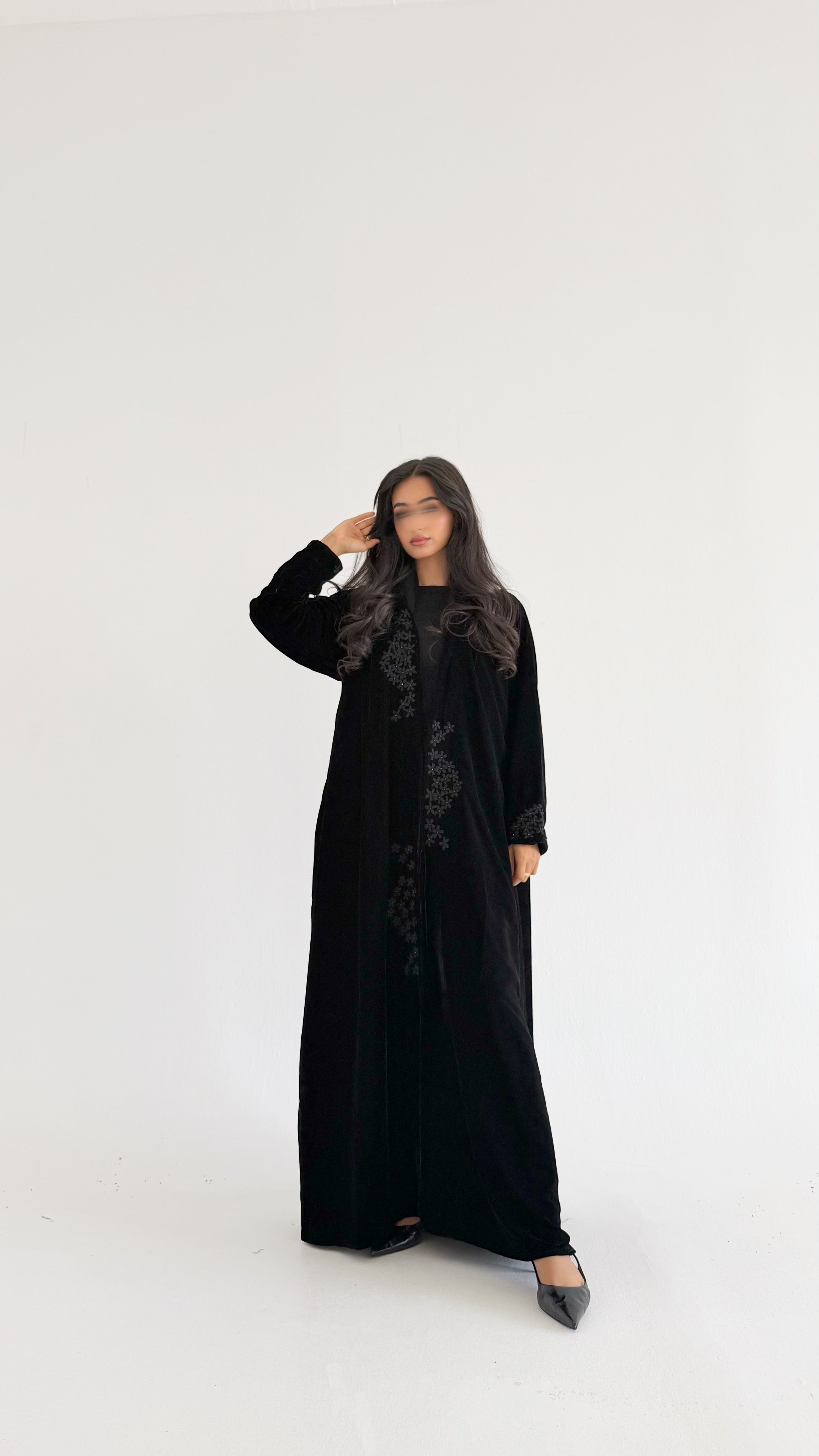 MWT727 - عباية مخمل بتطريز أسود