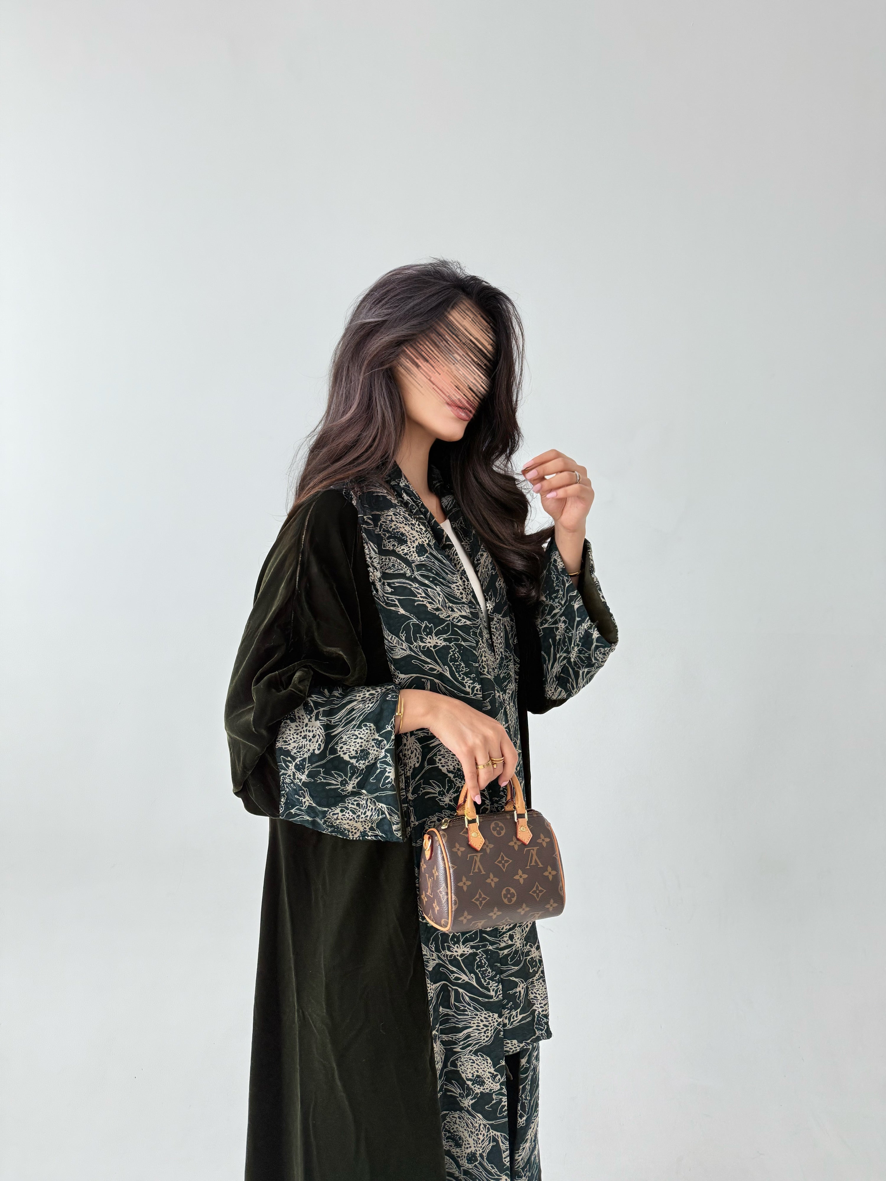 MWT809 - عباية مخمل مع تدخيلة مشجر