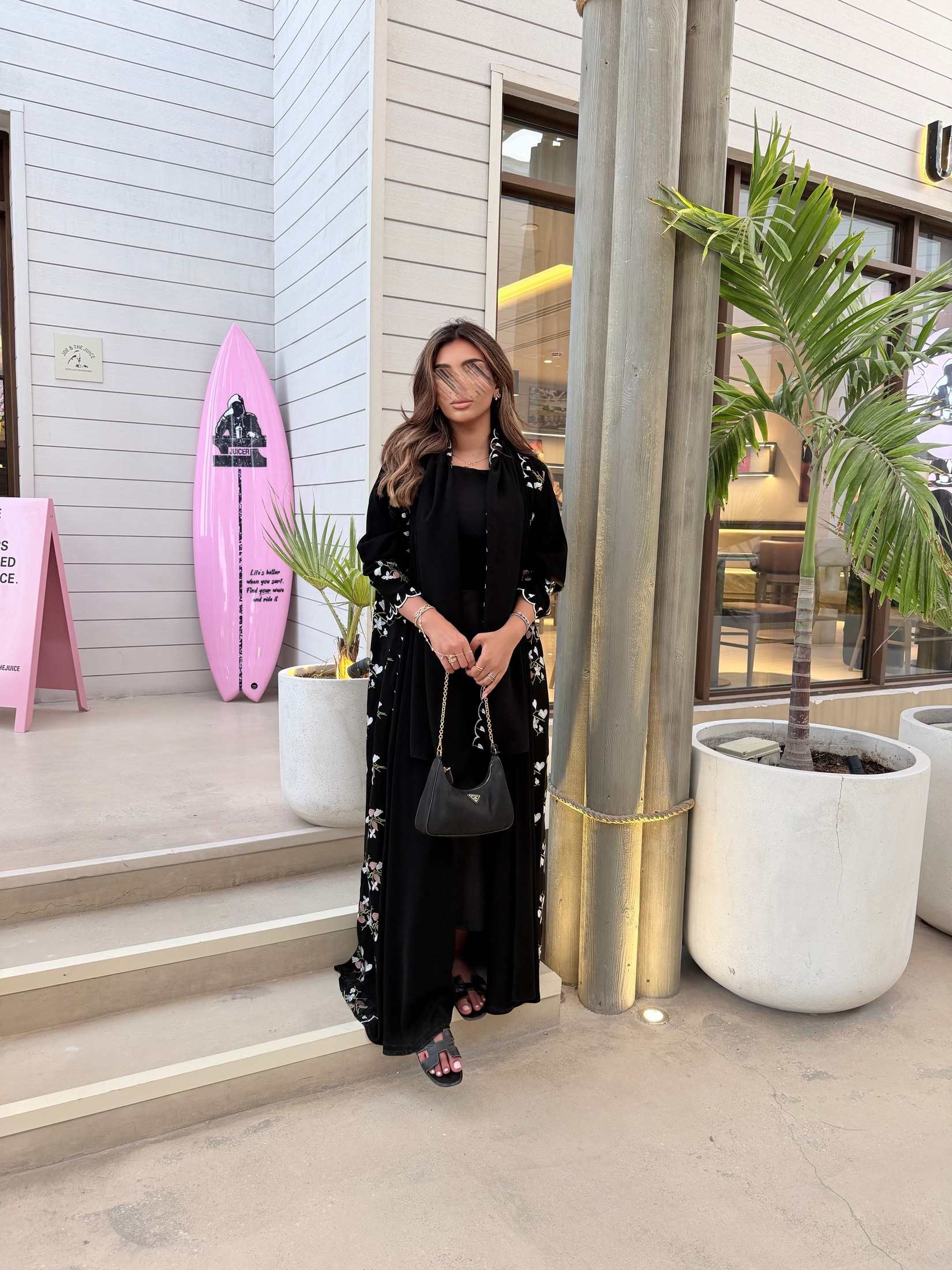 MW1604 - عباية سوداء بتطريز ورود على الجوانب | Black Abaya with Floral Side Embroidery - Aya
