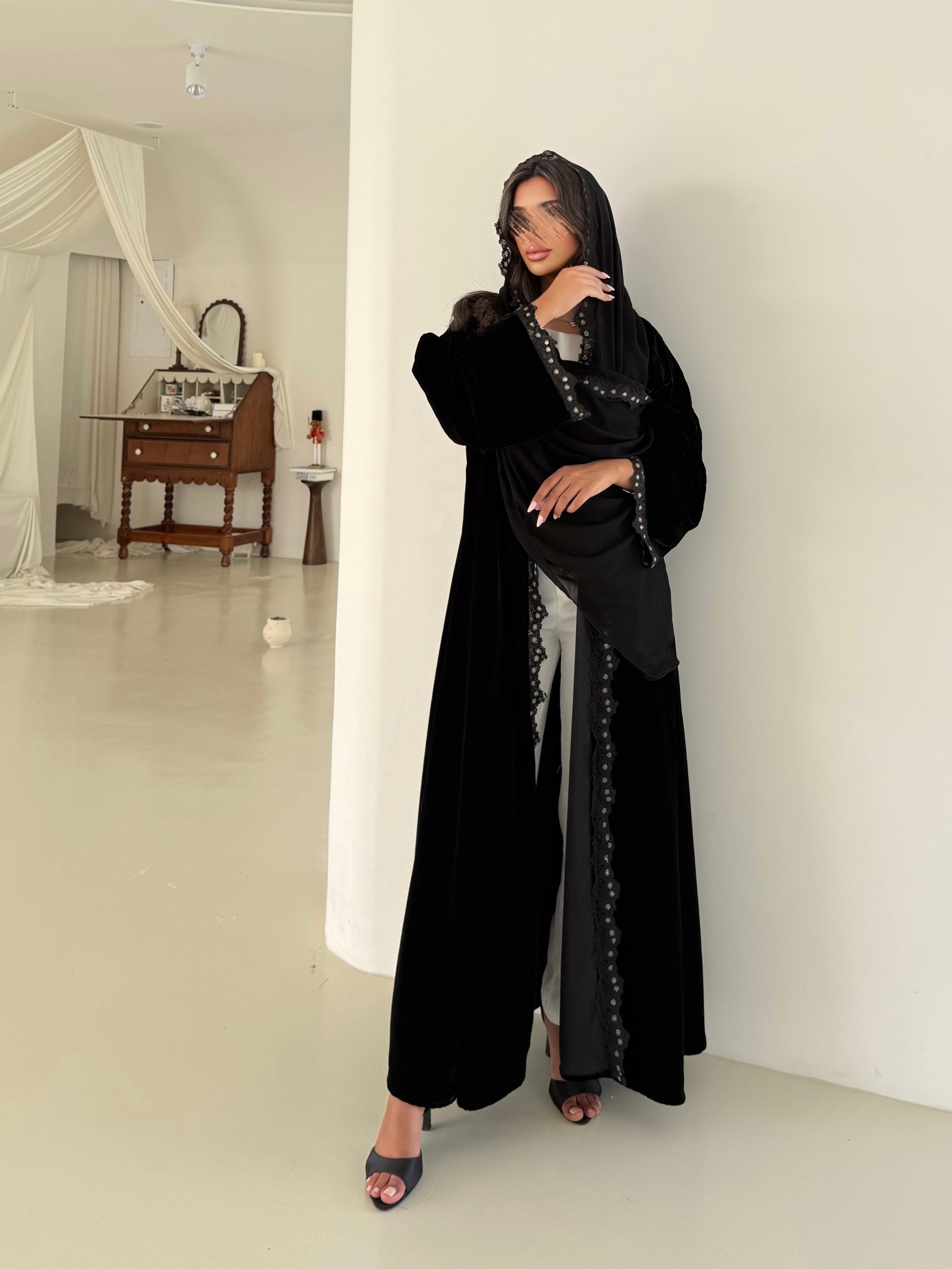 MW645 - Light Crepe Standing with Jacquard Half-Cloche