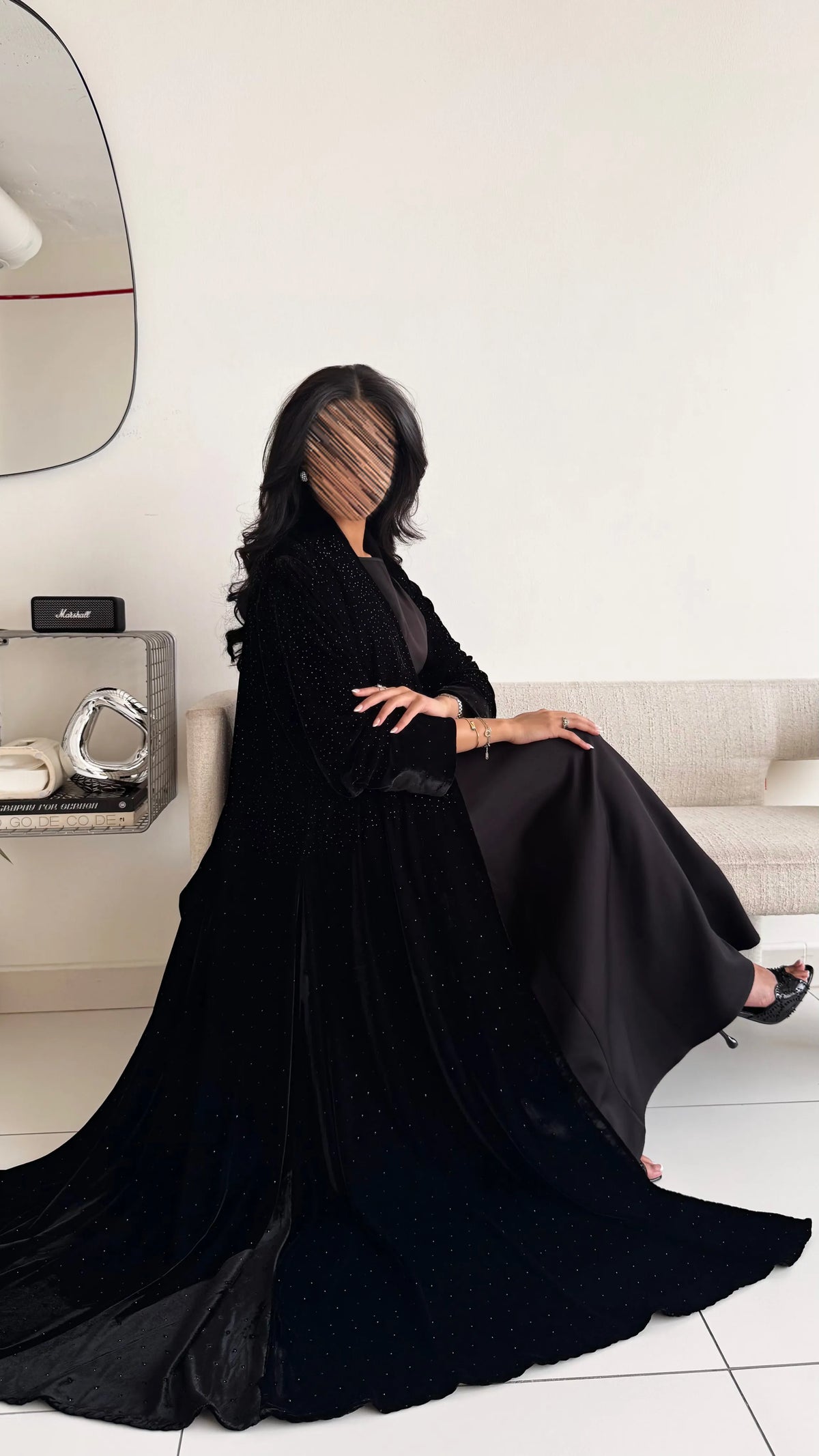 MW533 - عباية مخمل اسود مزينة بخرز لطيف - Aya