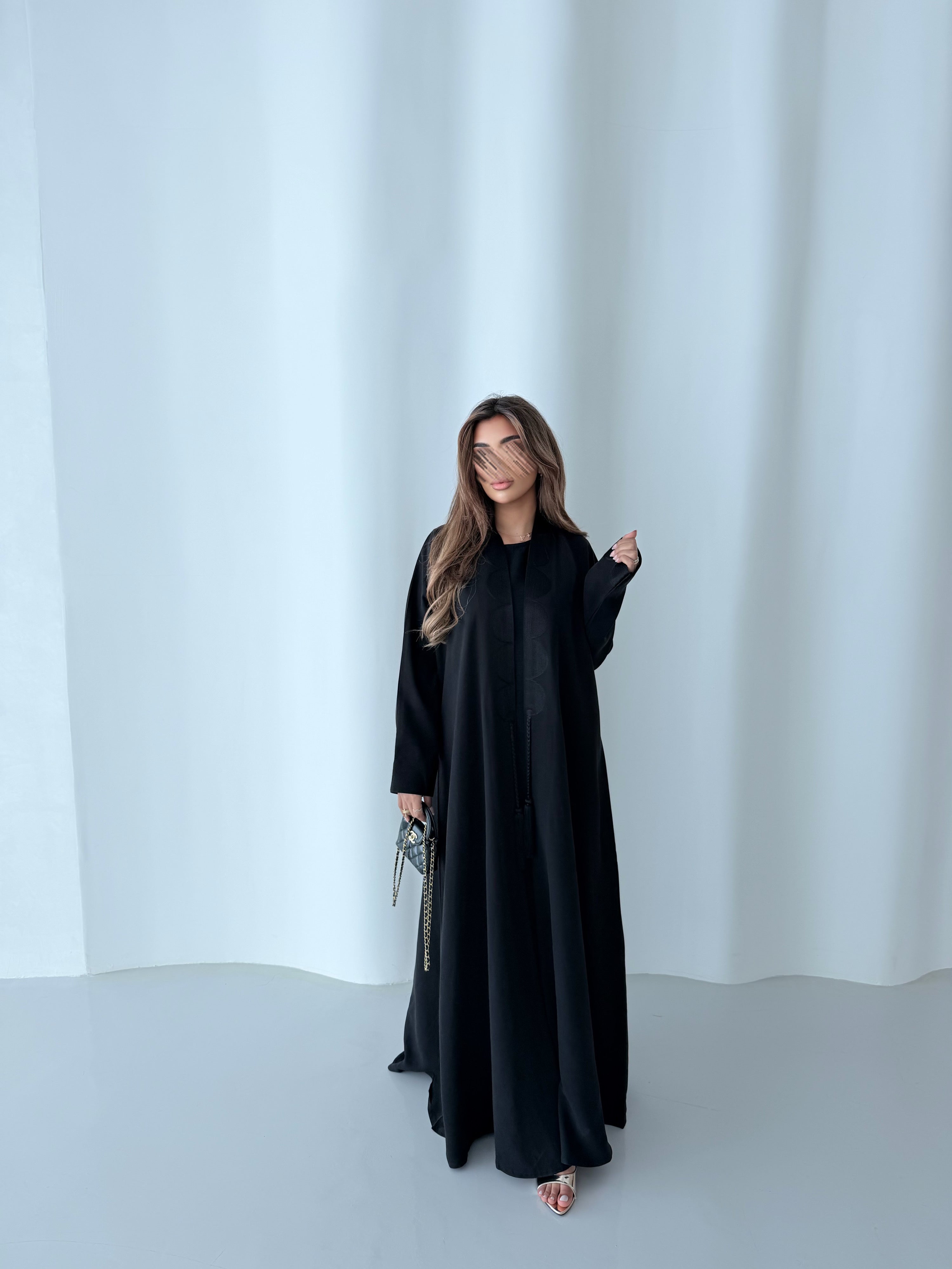 MWT1171 - عباية بتطريز اسود بالامام - Aya