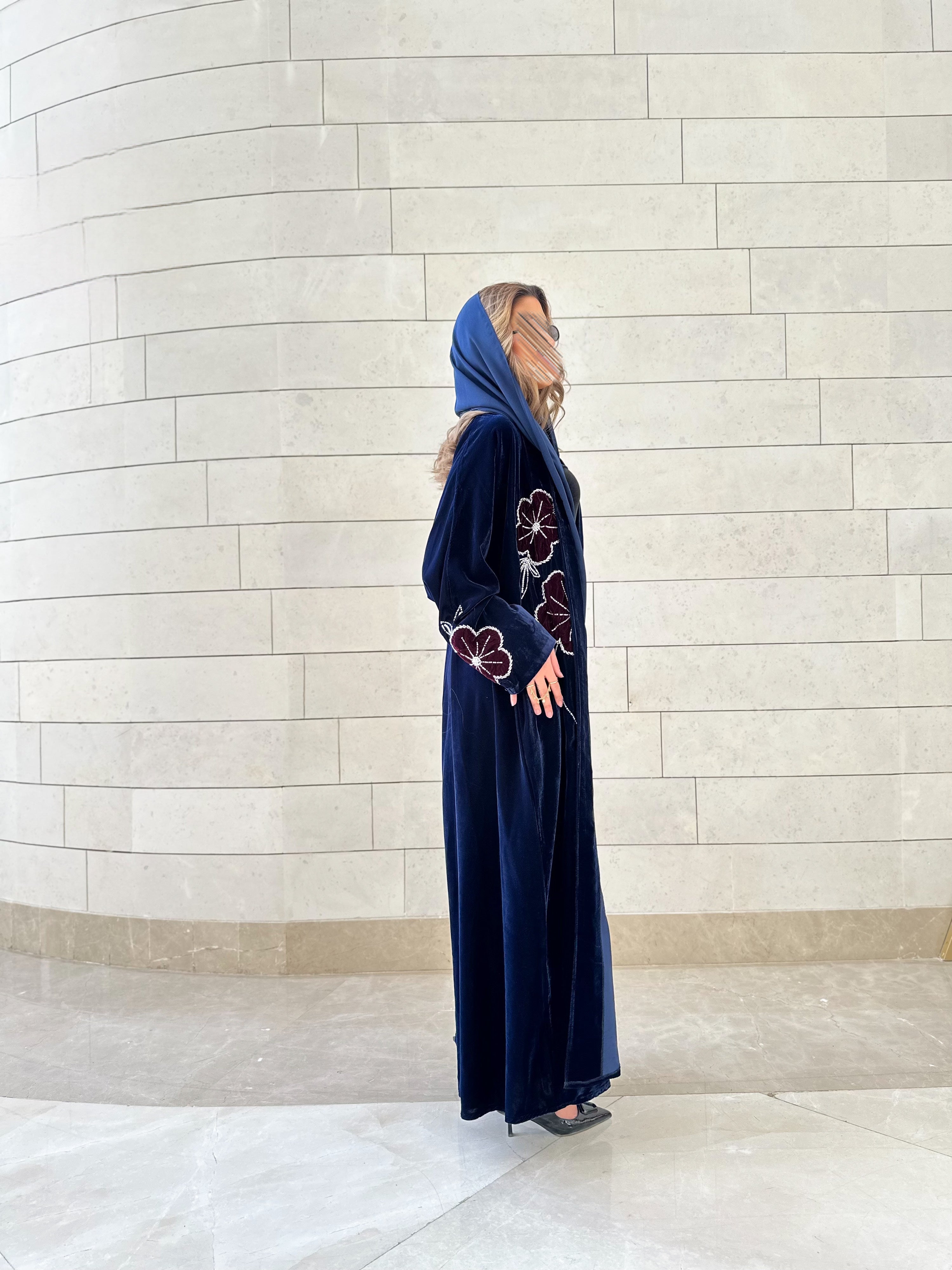 MWT543 - عباية مخمل مع تطريز وشك