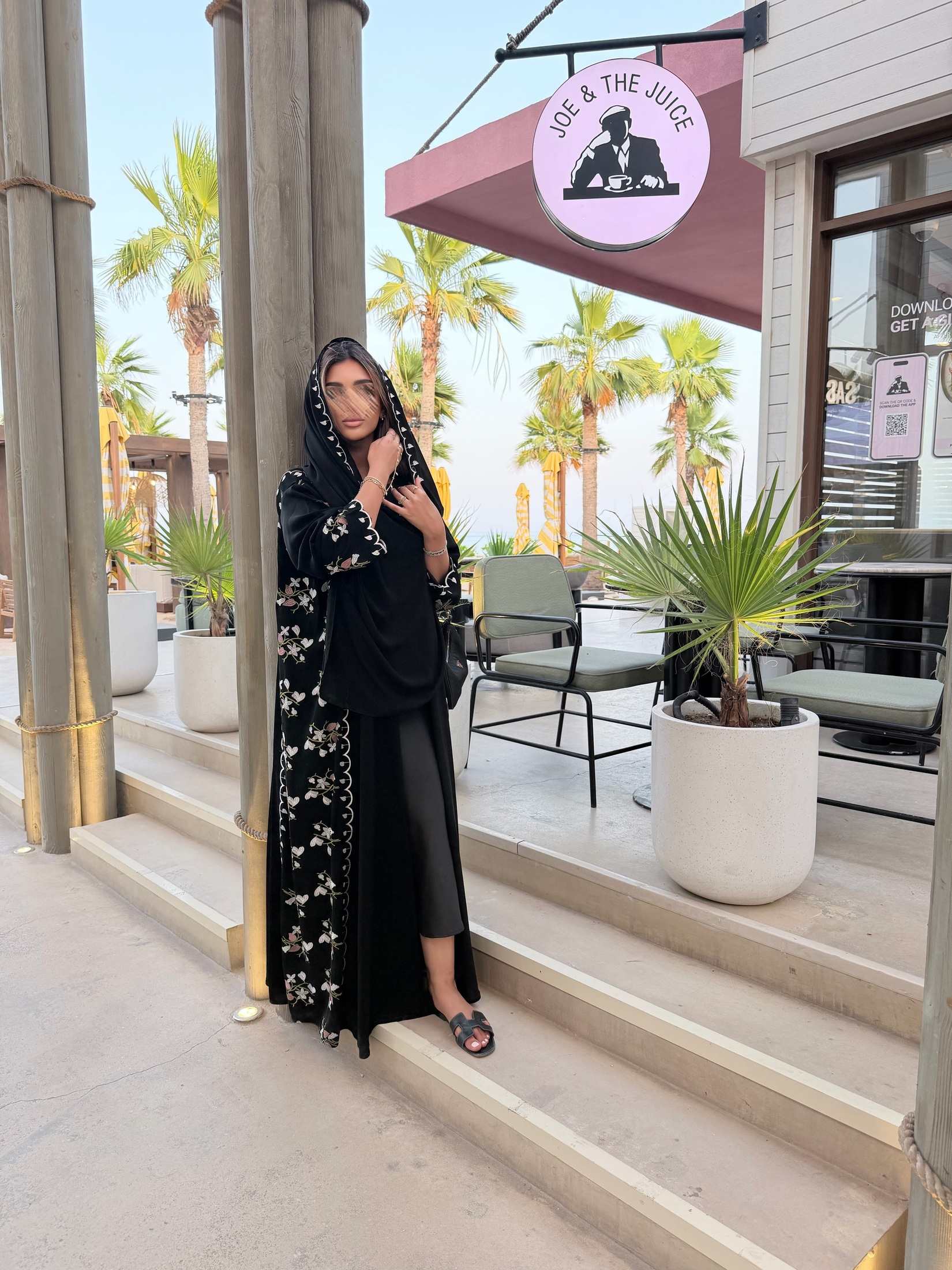 MW1604 - عباية سوداء بتطريز ورود على الجوانب | Black Abaya with Floral Side Embroidery - Aya