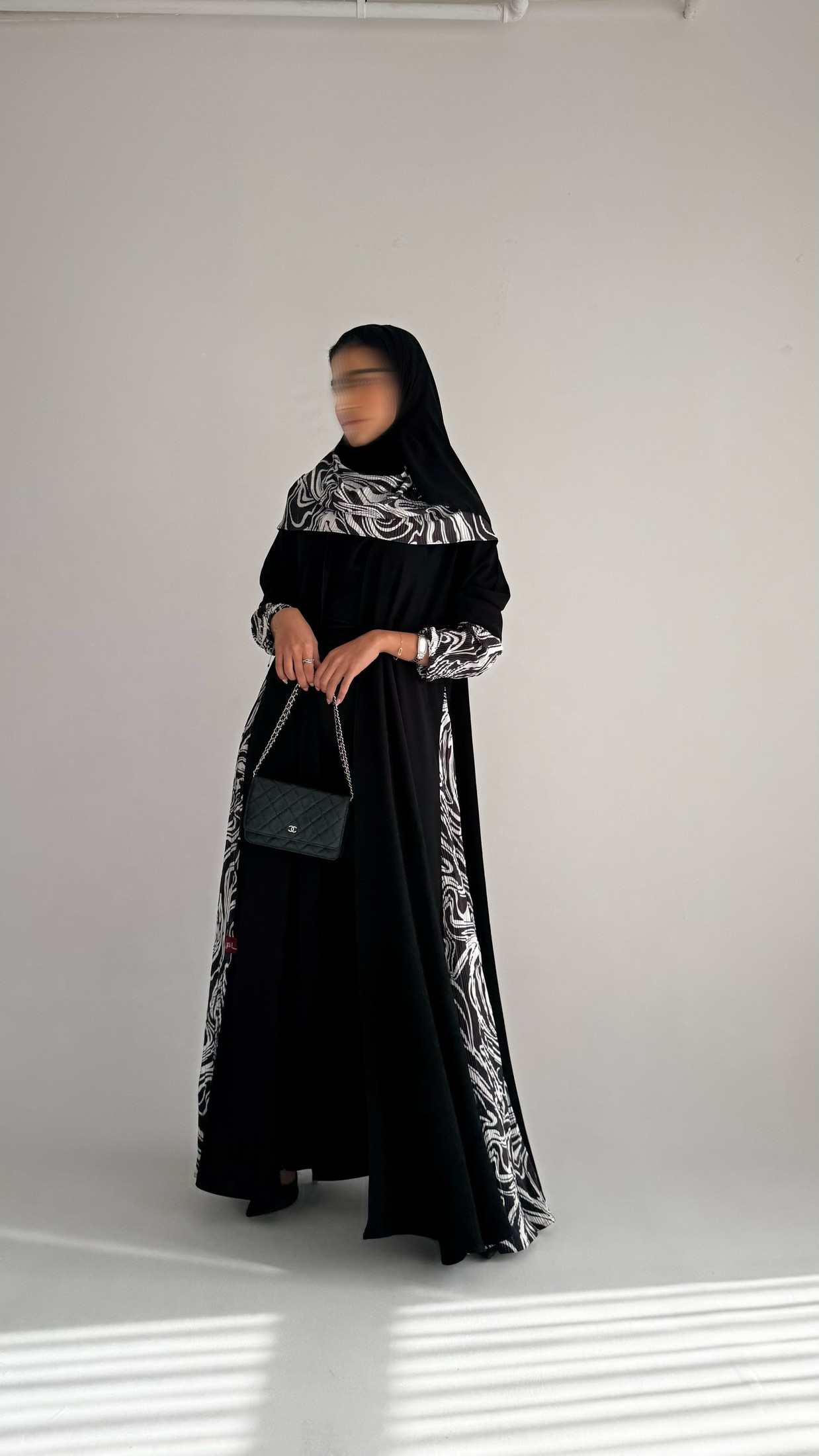 MWT900 - عباية سوداء كريب كلوش تدخيلة جوانب جاكار طباعة - Aya
