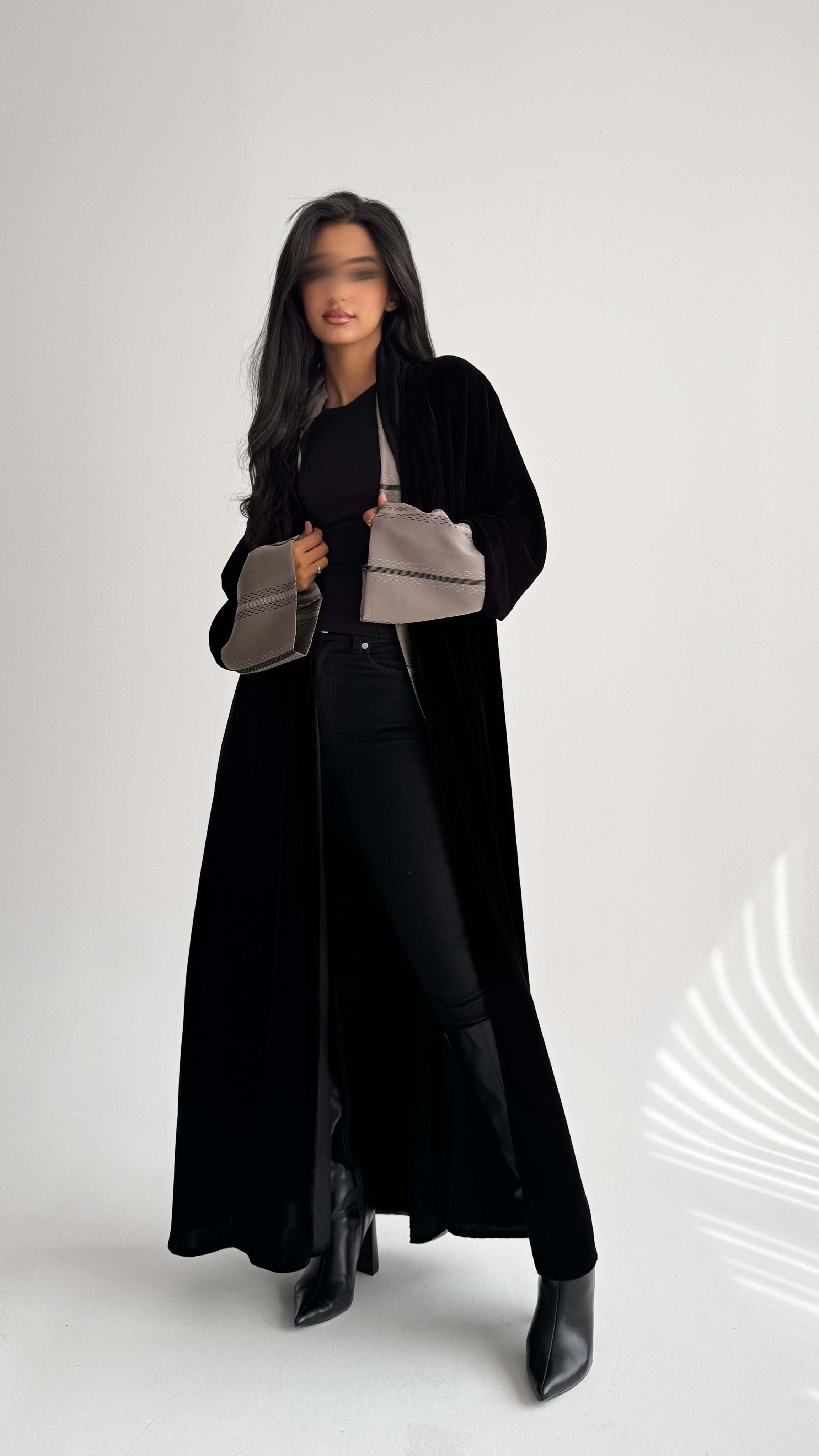 MW1843 - عباية مخمل مع اضافة تدخيلة الجاكار المطرز ليمنحك اطلالة راقية وعصرية - Aya