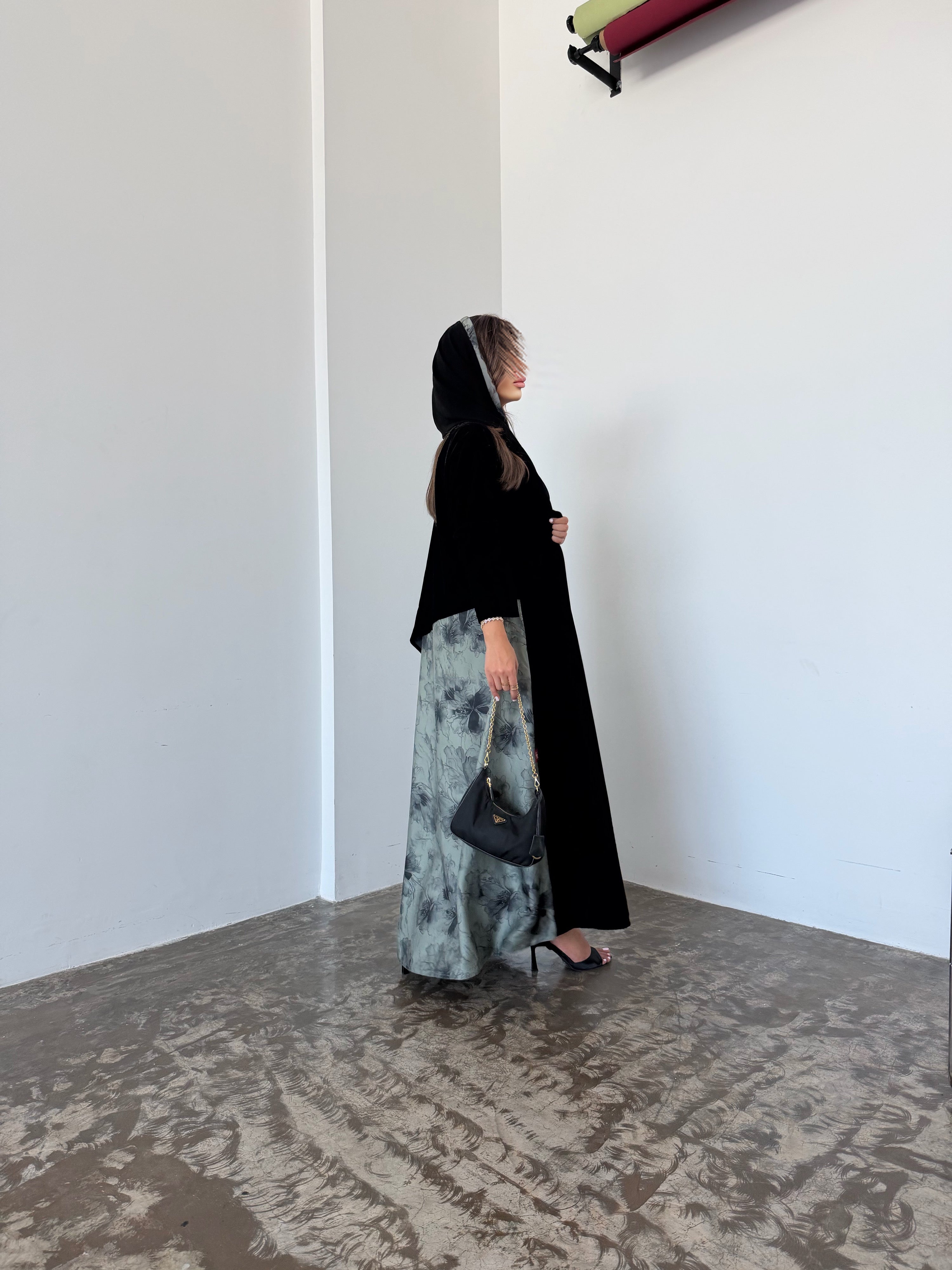 MWT959 - عباية مخمل بقصة مثلث مع اضافة حرير زيتي من الخلف