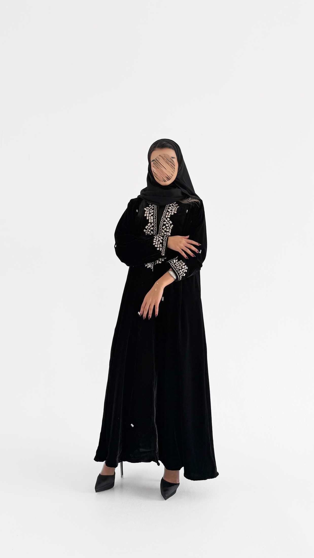 MWT684 - عباية مخمل اسود تطريز من الامام - Aya