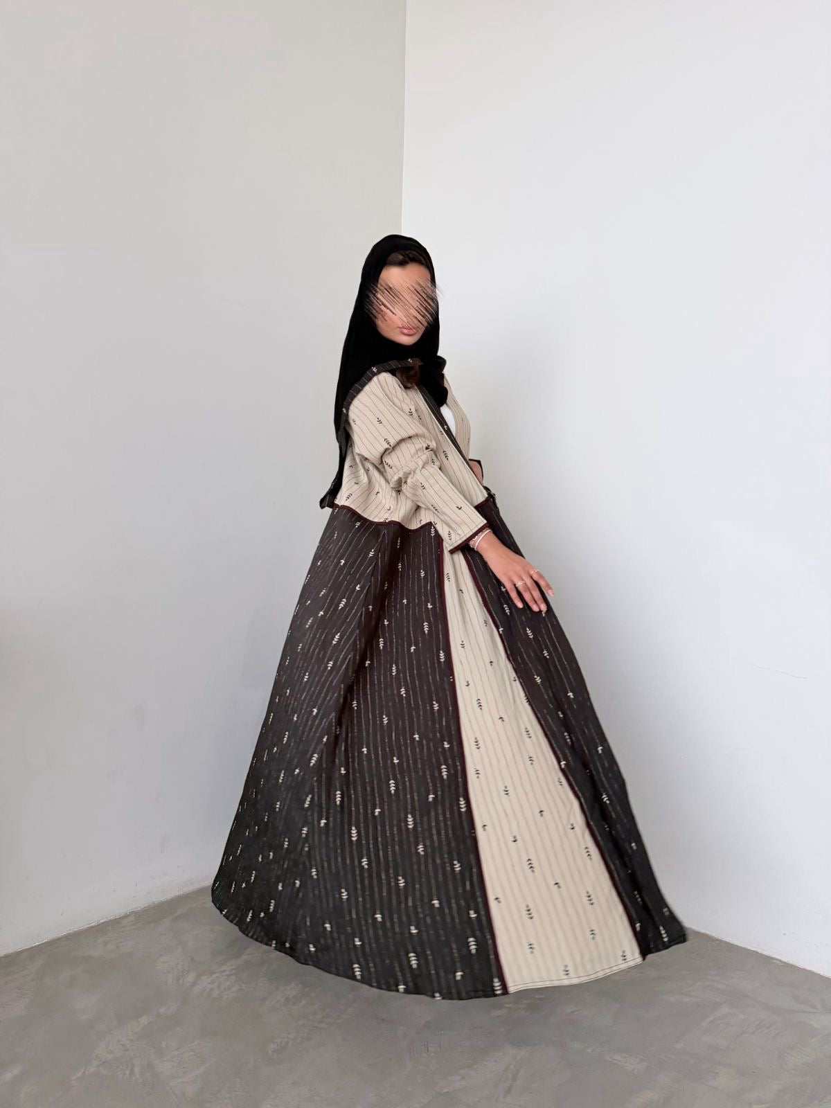 MW2093 - عباية كريب أنيقة بقصّة نص كلوش عصرية. - Aya
