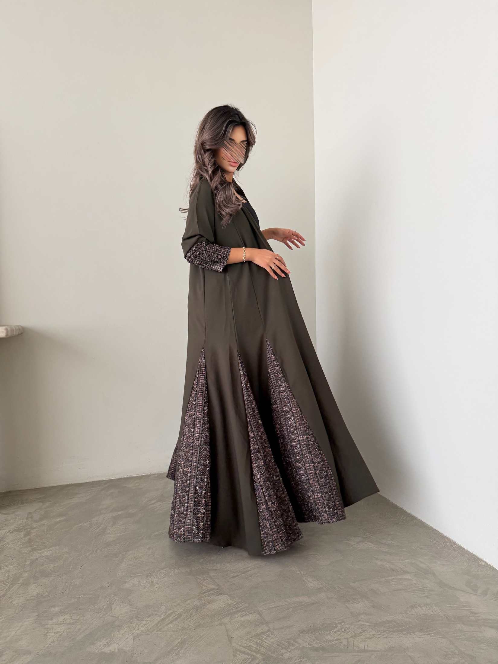 MWT770 - عباية كريب مع تدخيلة لنن هندي - Aya