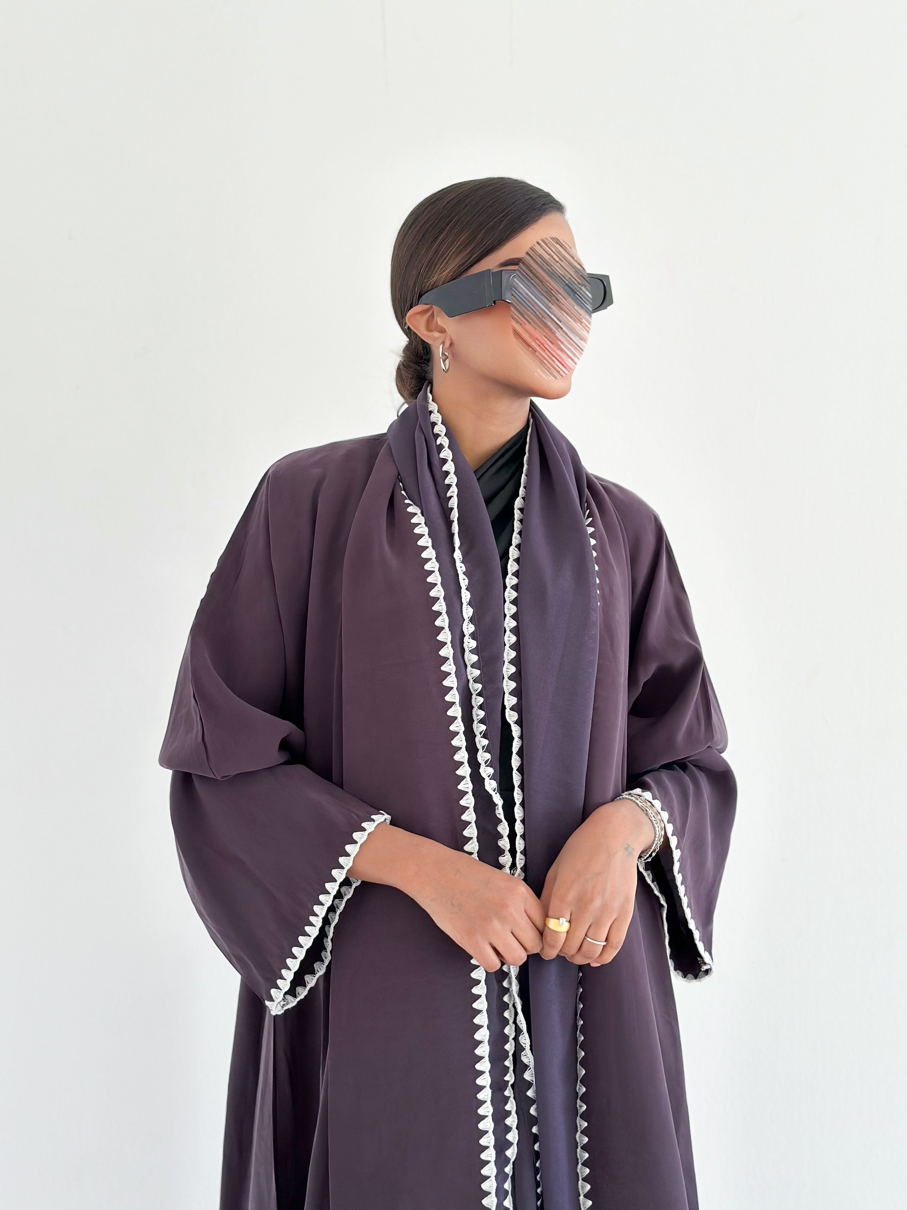 MW1390 - عباية حرير ياباني بتطريز أبيض في الأطراف - Aya