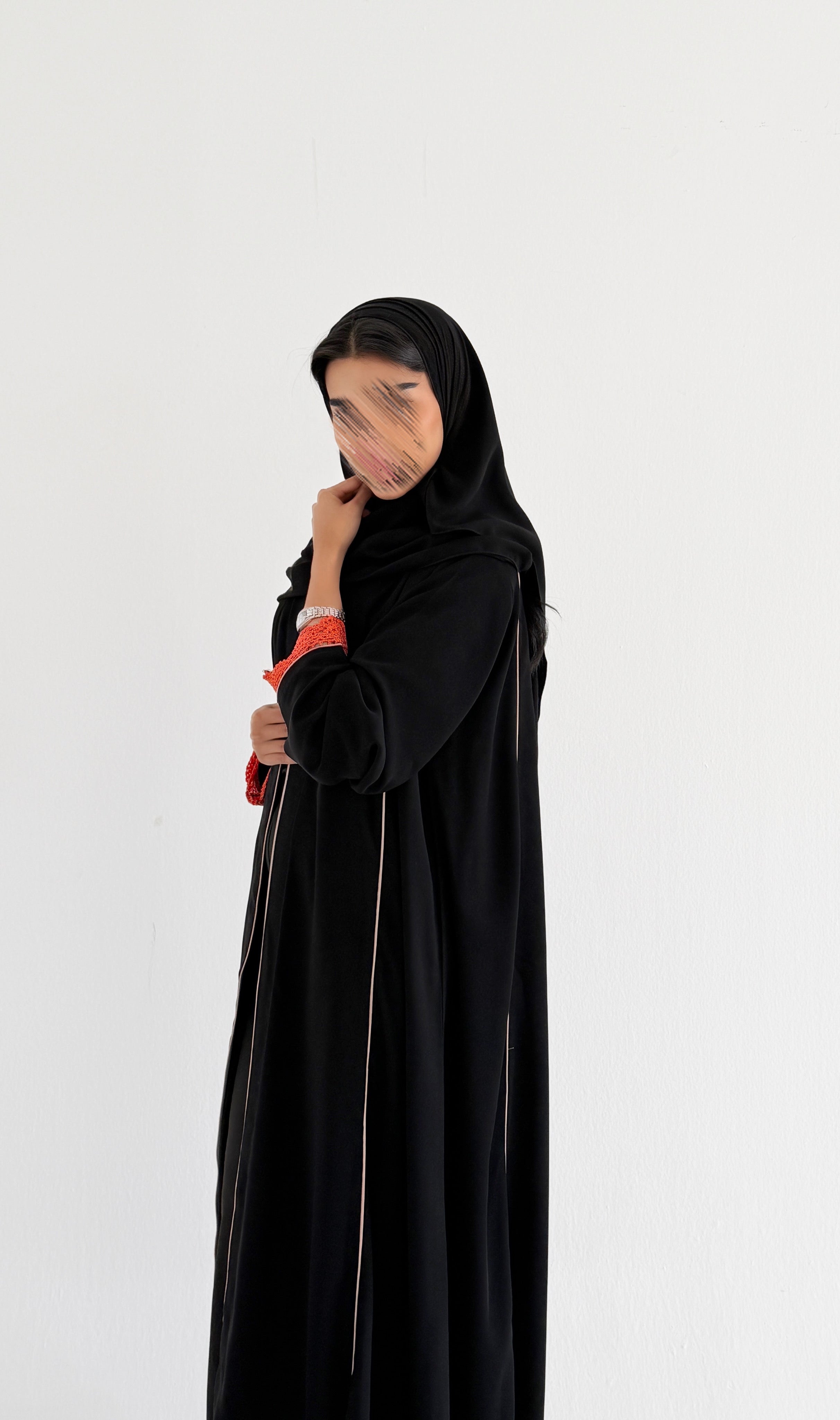 MWT1102 - عباية اسود بتدخيلة كلفه وقيطان وردي - Aya