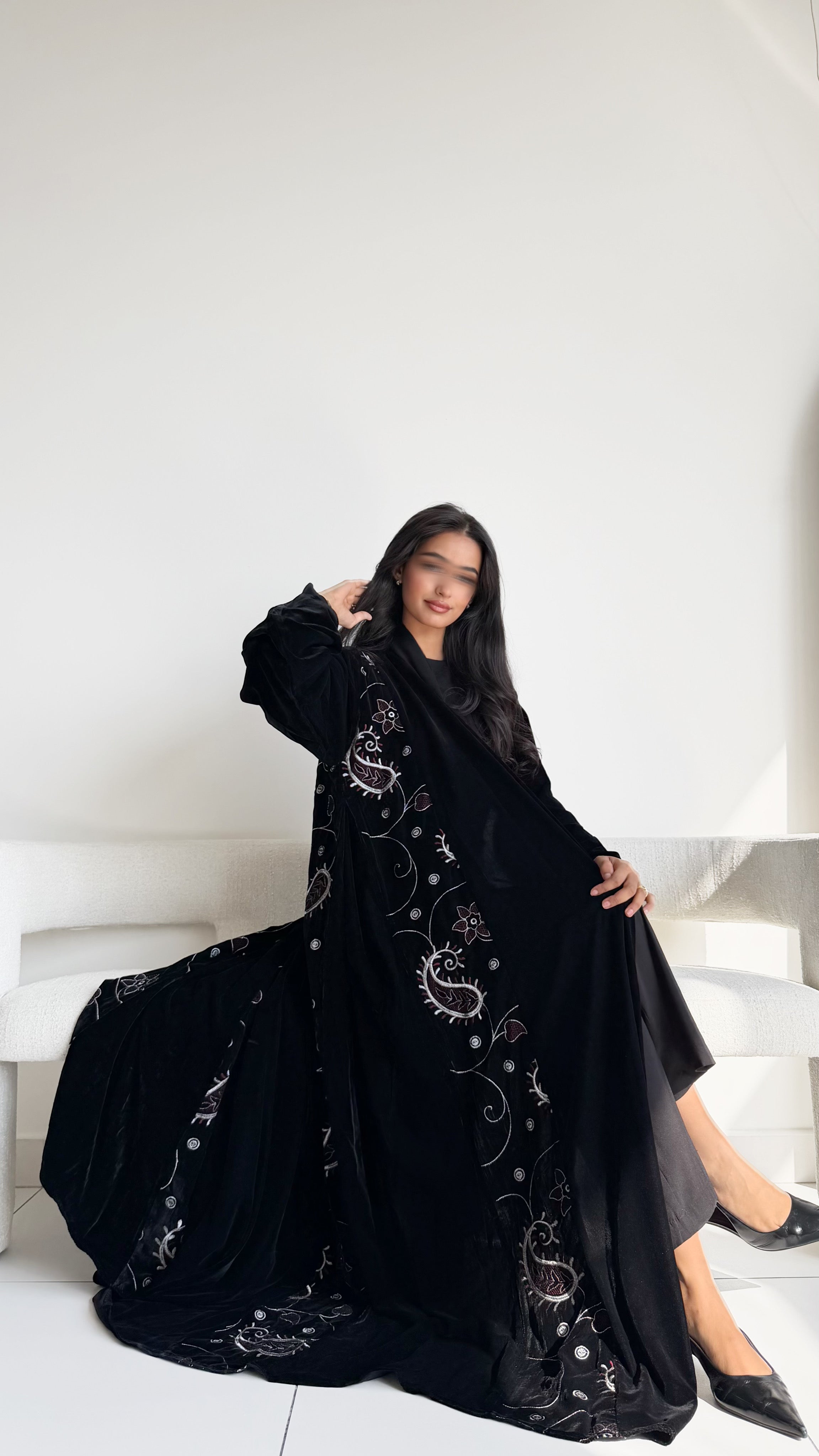 MW1802 - عباية مخمل مع اضافة تطريز كمبويتر على الجوانب