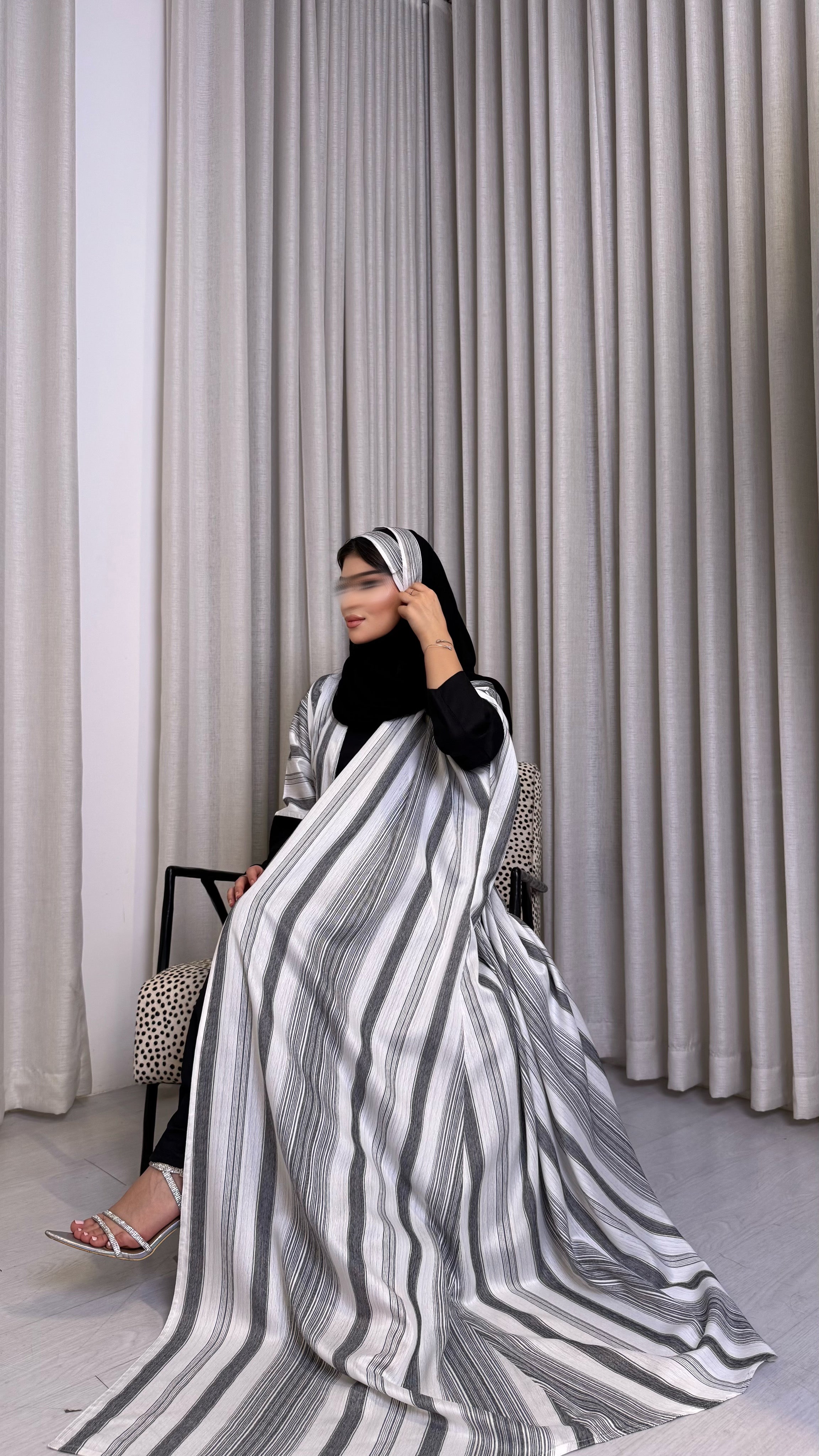 MWT303 - عبايه لنن مقلم ولنن اسود |Striped Linen Abaya with Black Linen Panels - Aya