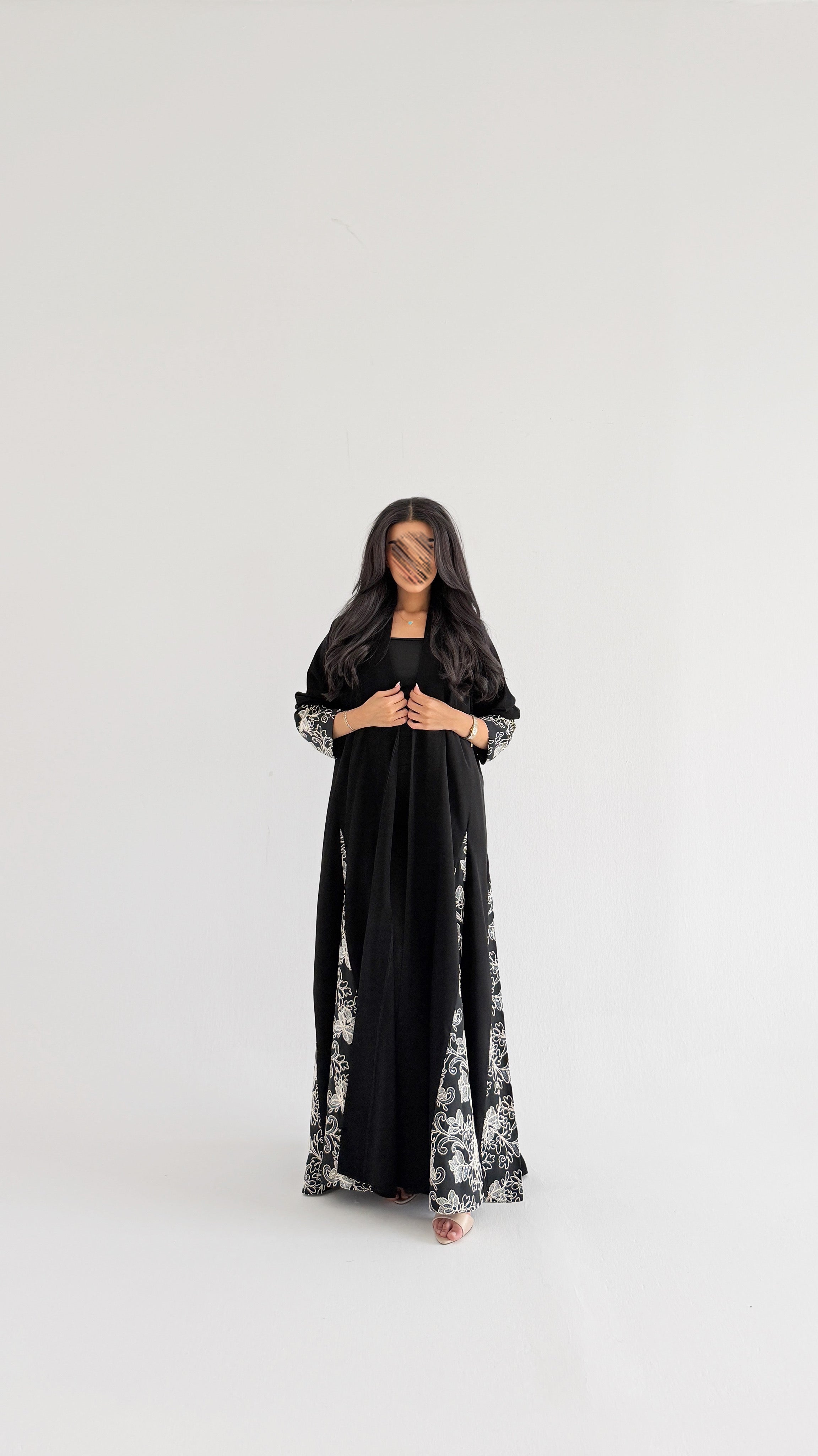 MWT1149 - عباية اسود بتدخيله تطريز وردات - Aya