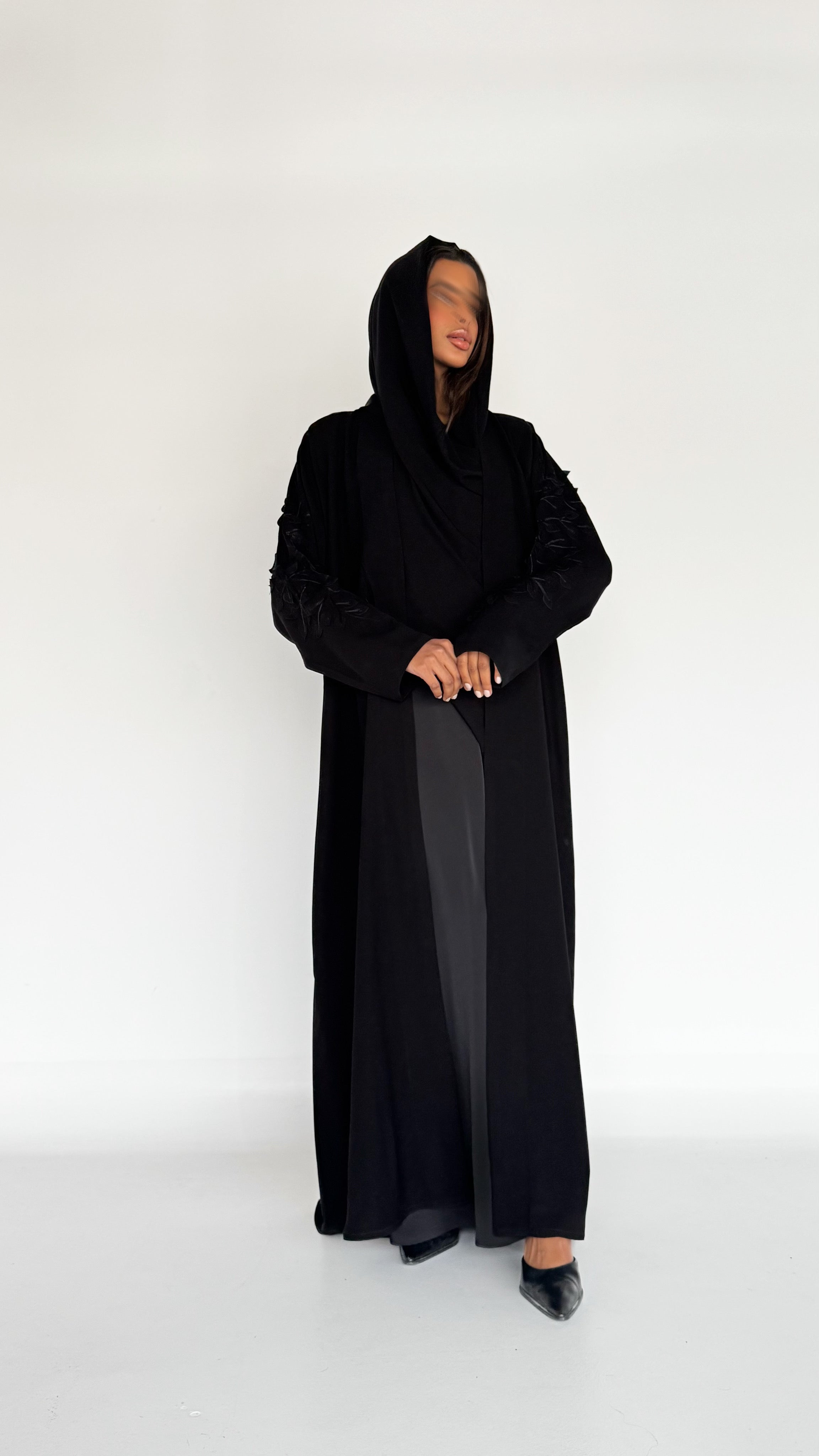 MW1747 - اسود تطريز هاري مع تركيب ورق - Aya