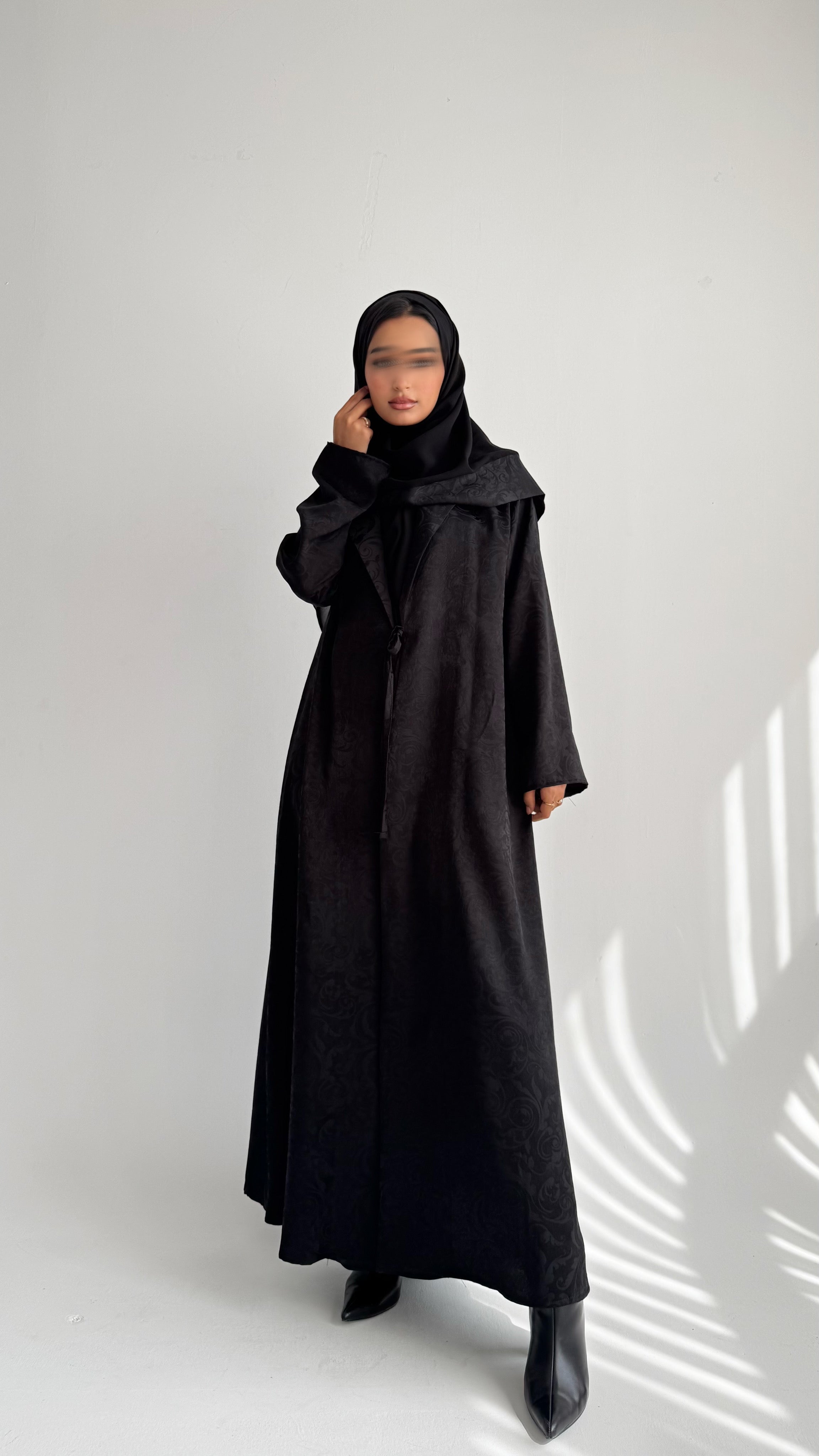 MW1839 - عباية جاكار فاخرة بتصميم ياقة بليزر ناعم مع ربطة أمامية تمنحك إطلالة راقية وعصرية. - Aya