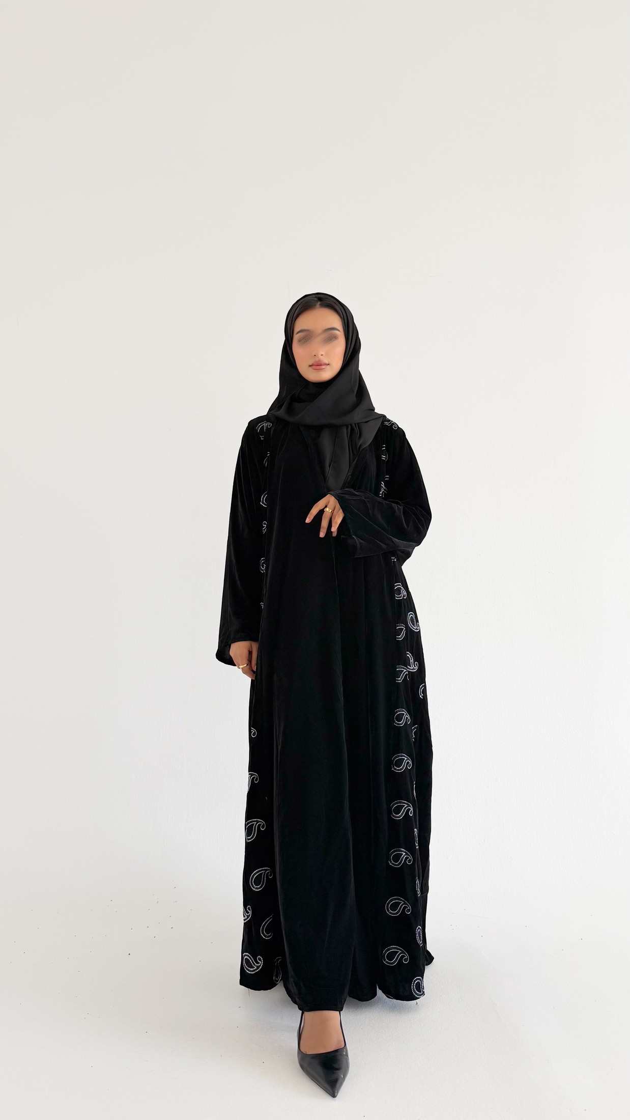 MW1801 - عباية مخمل مع اضافة تطريز كمبويتر على الجوانب - Aya