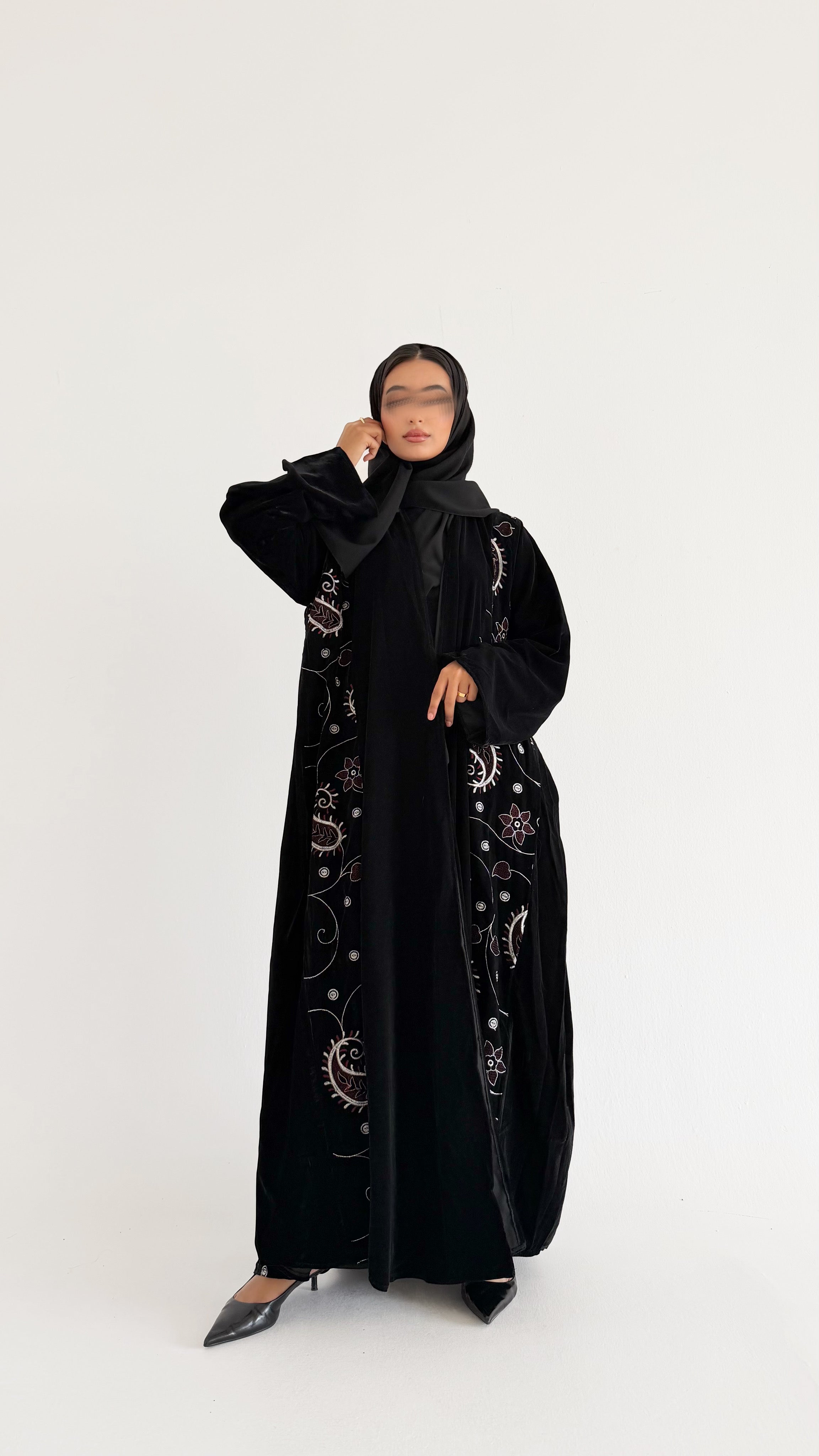 MW1802 - عباية مخمل مع اضافة تطريز كمبويتر على الجوانب