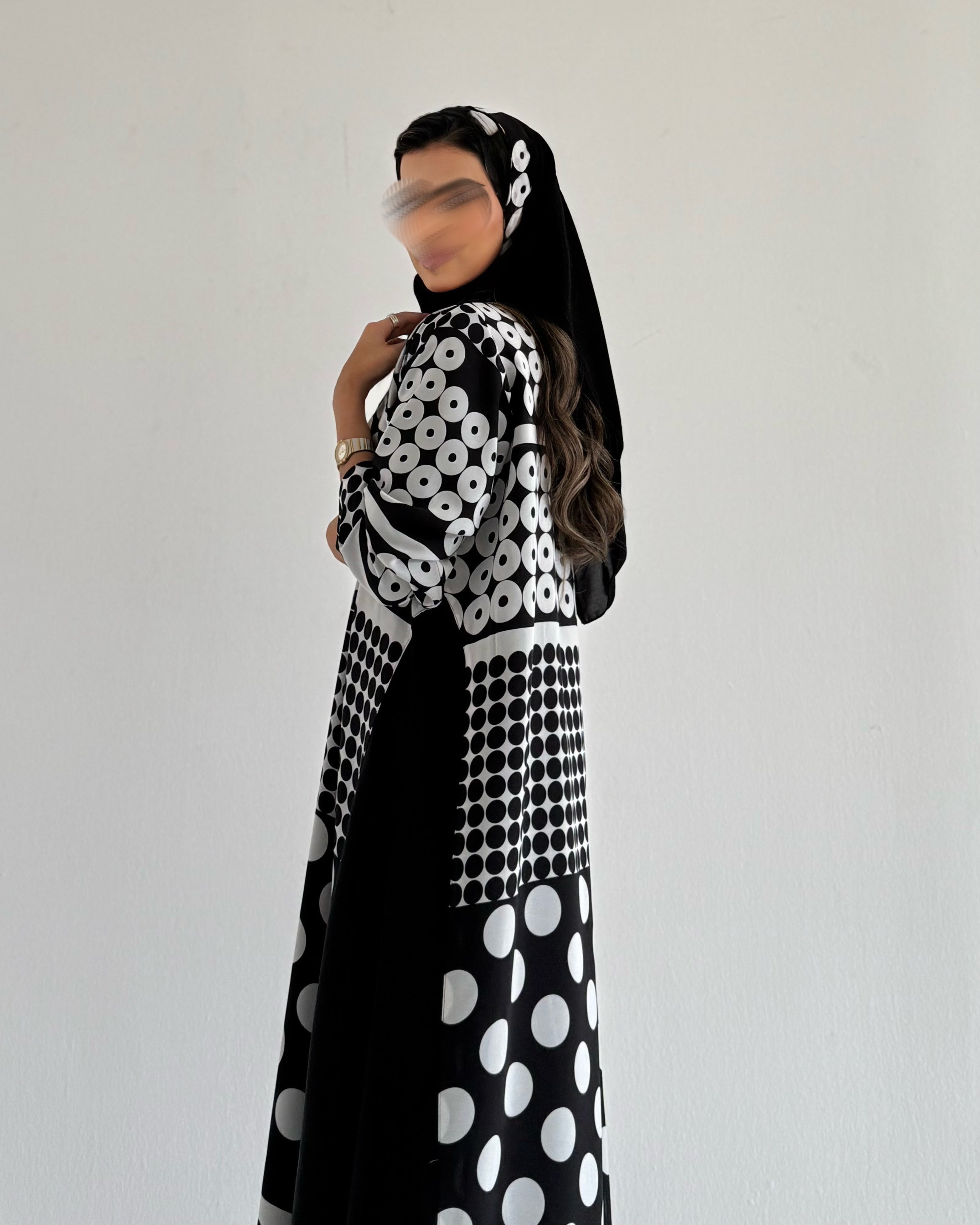 MW1548 - عباية منقط اسود وابيض | Polka - Aya