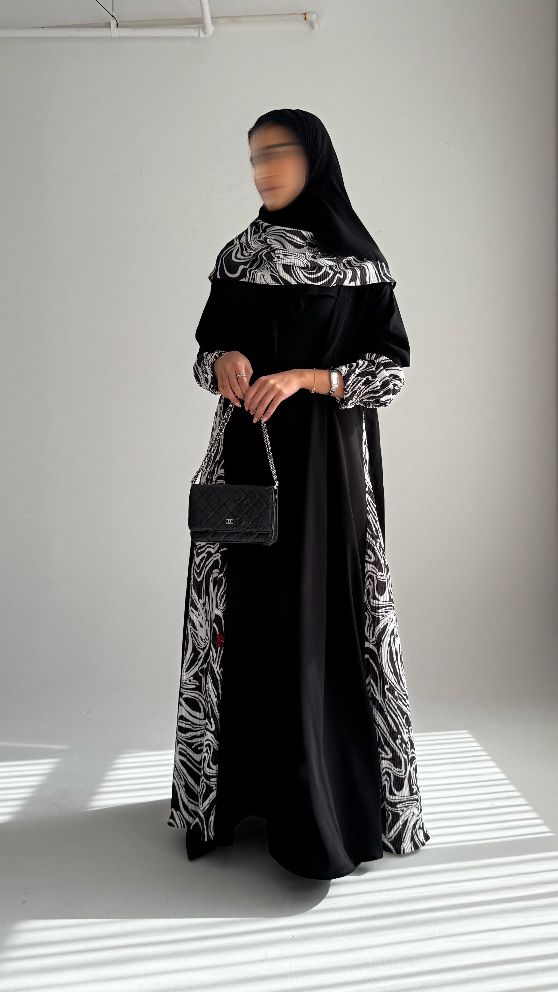 MWT900 - عباية سوداء كريب كلوش تدخيلة جوانب جاكار طباعة - Aya