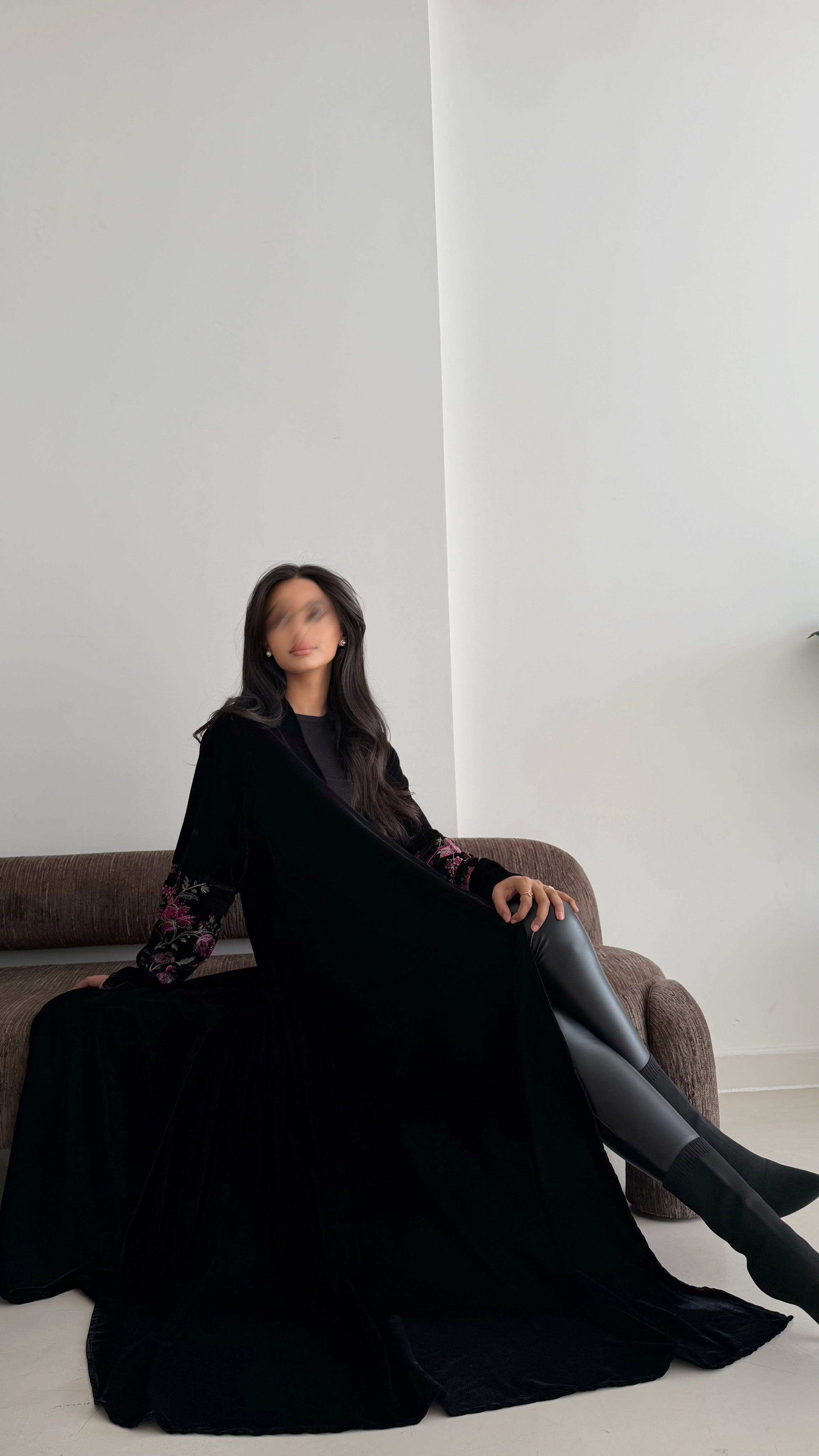 MWT815 - عباية مخمل بتدخيلة زهور بالأكمام|Floral Velvet Abaya - Aya